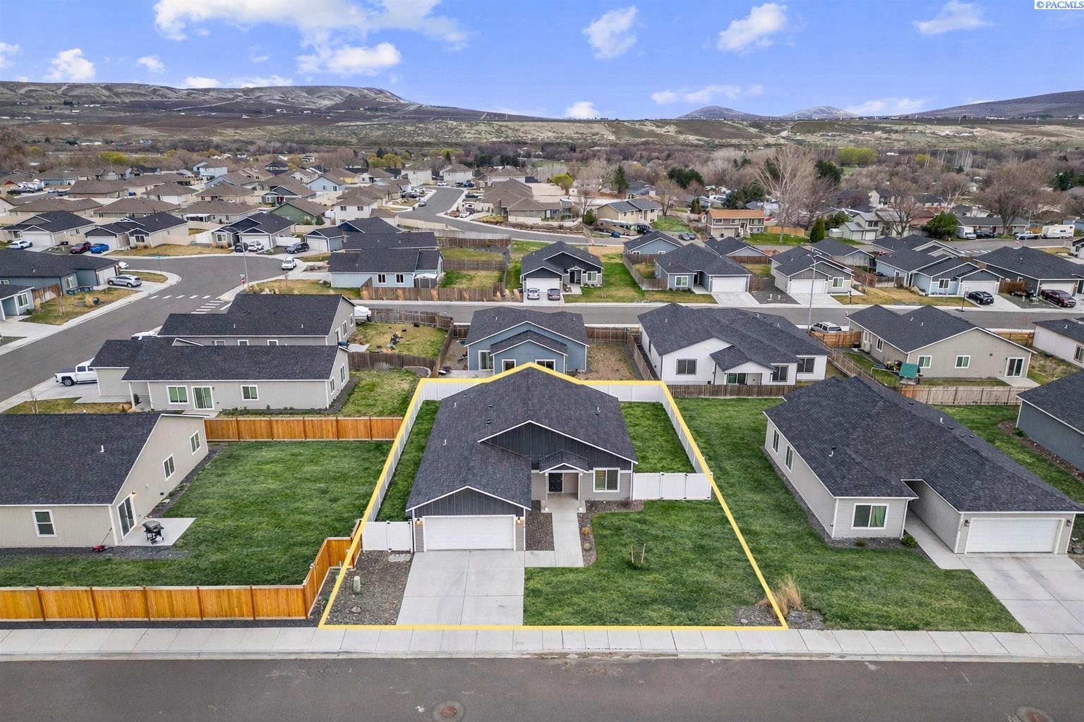 1344 14th St, Benton City, WA 99320