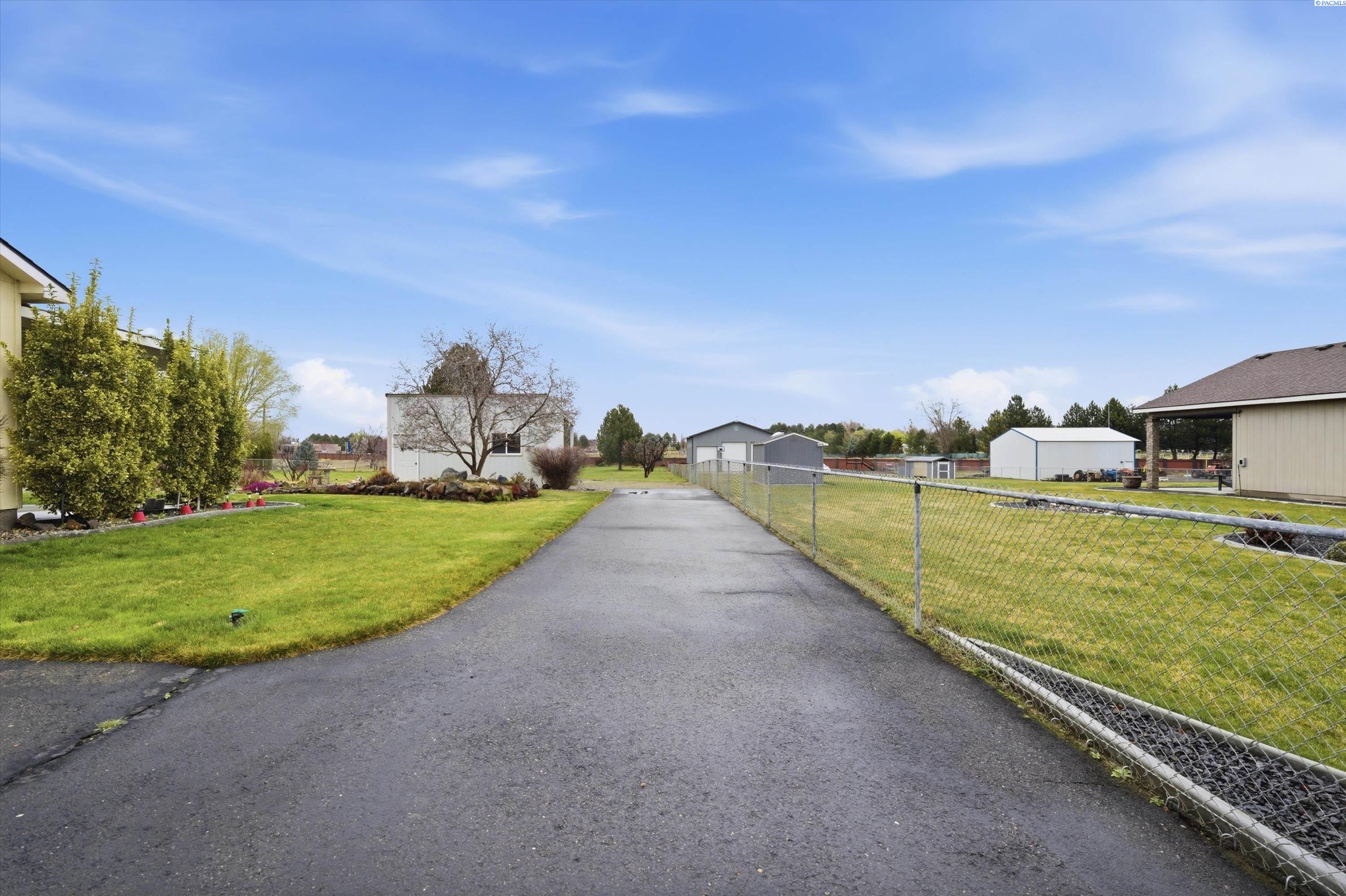 3828 Mountain Meadows Ct, West Richland, WA 99353