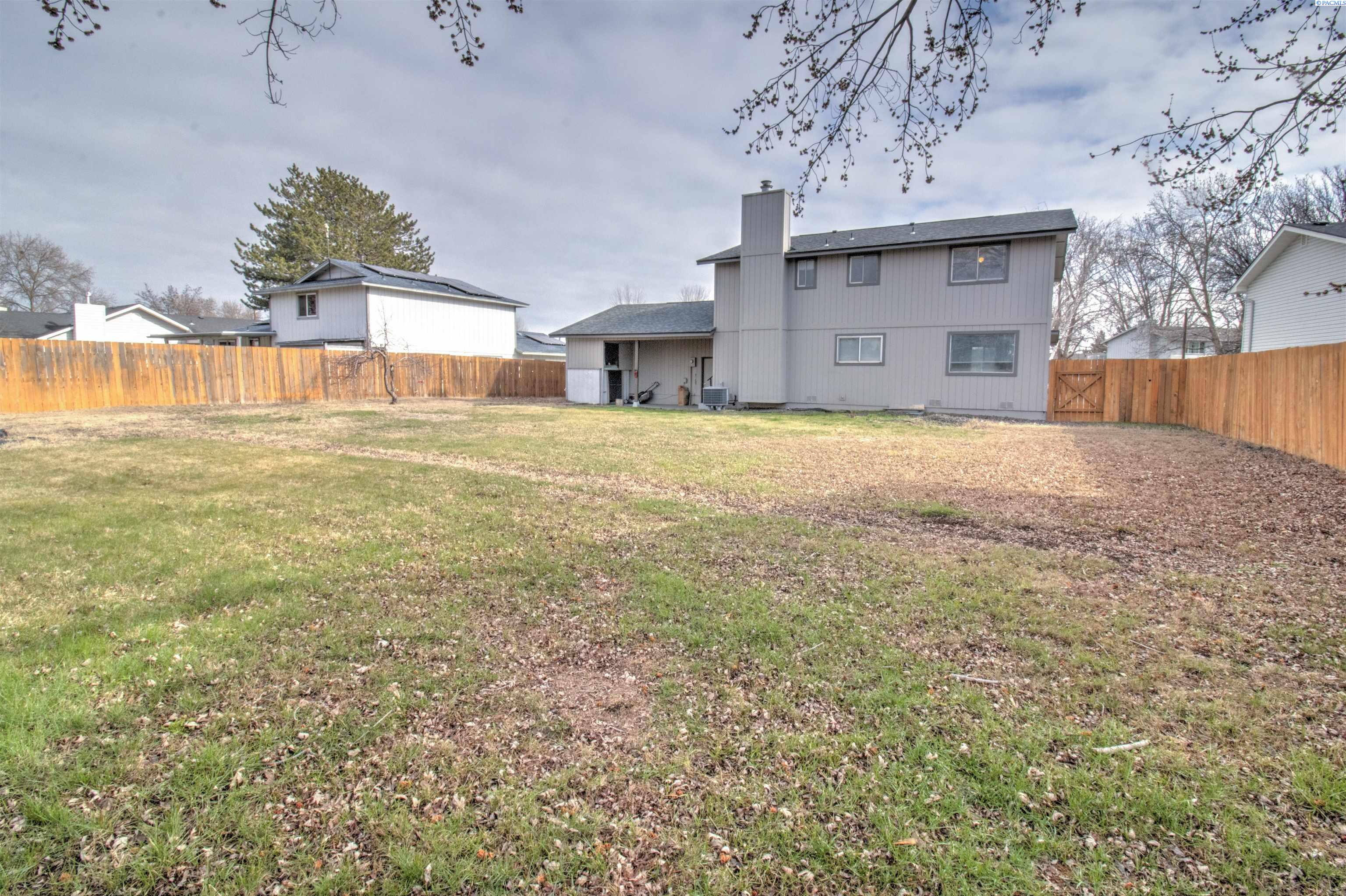 2135 Blue Jay Ln, West Richland, WA 99353