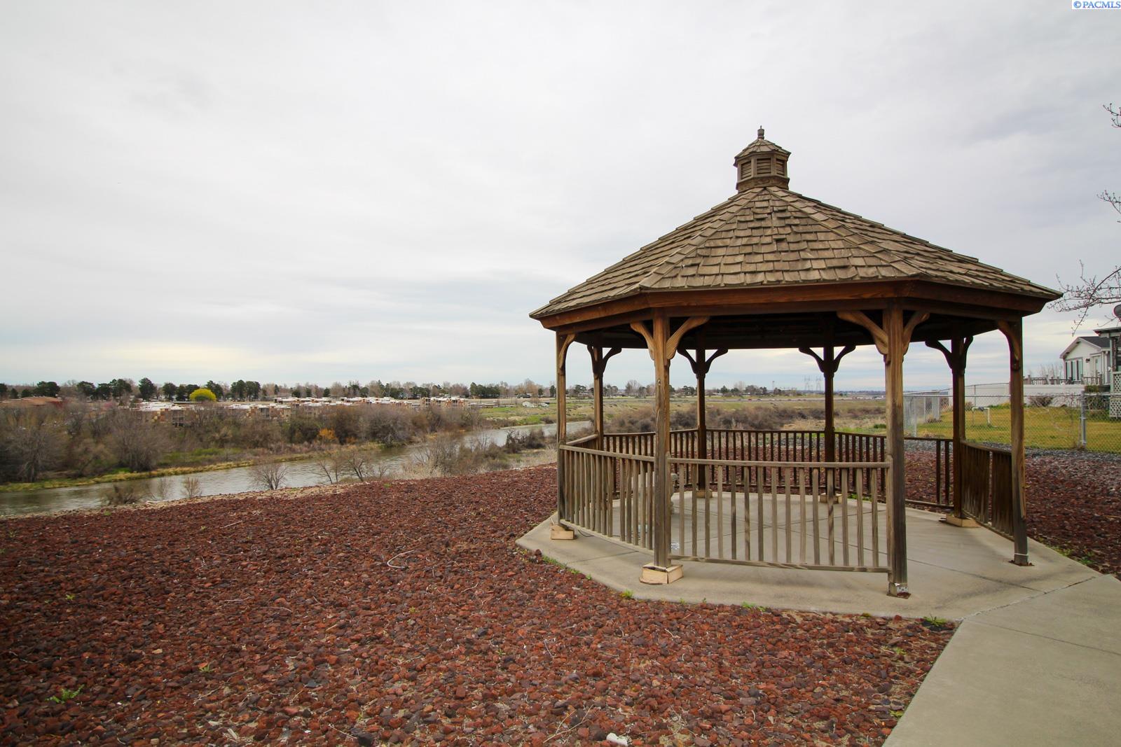 635 Lonetree Ln, Richland, WA 99352