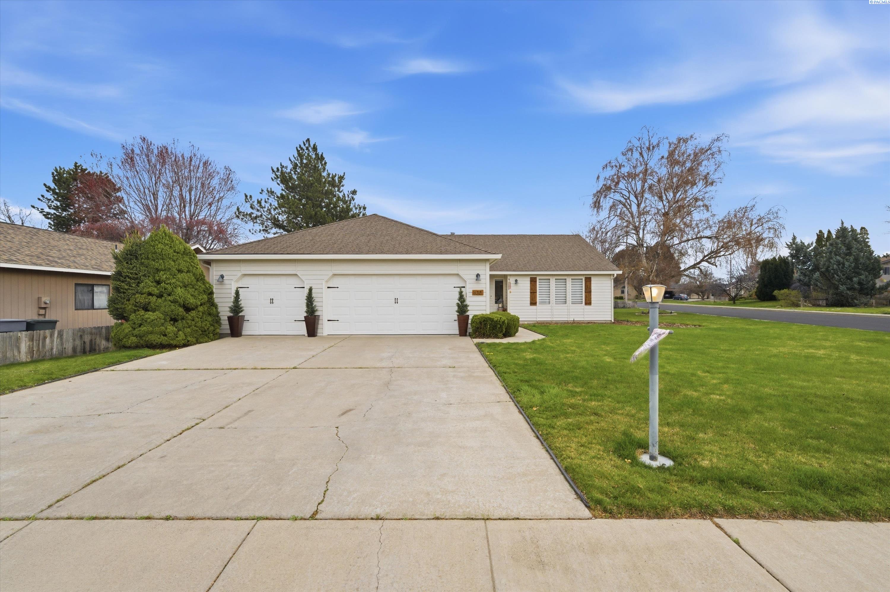 630 Meadows Drive East, Richland, WA 99352