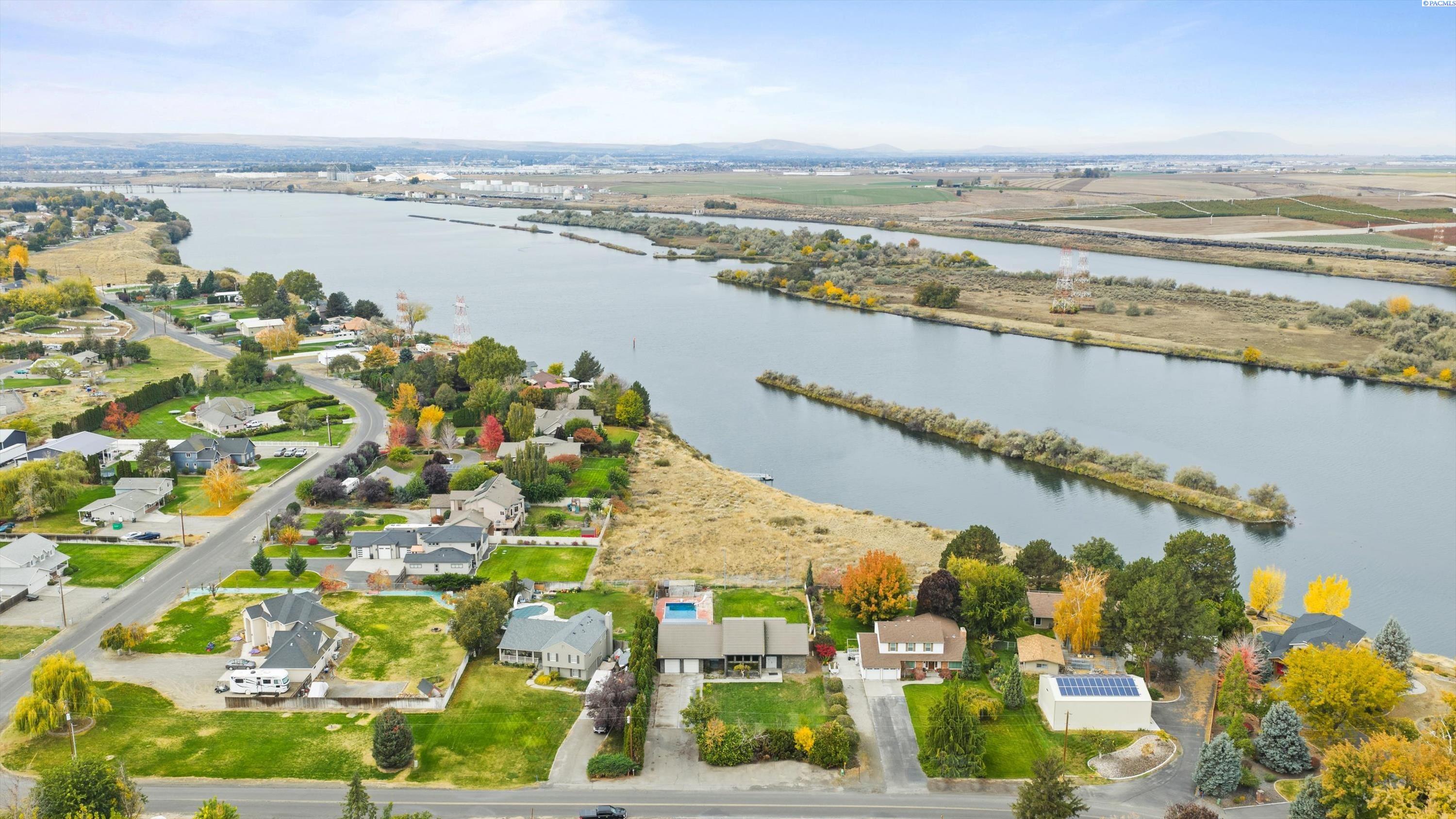 65 Snake River Dr, Burbank, WA 99323
