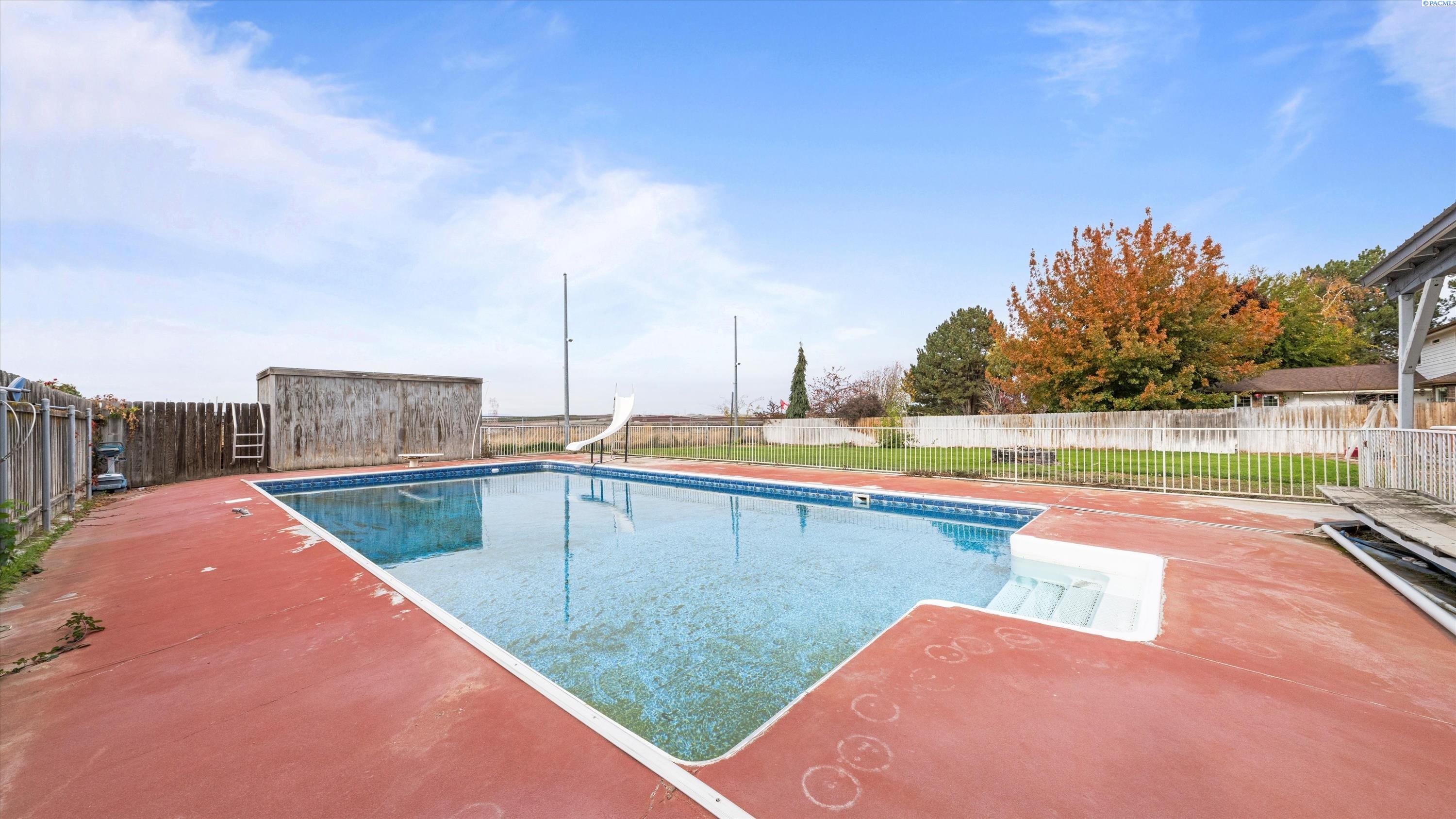 65 Snake River Dr, Burbank, WA 99323