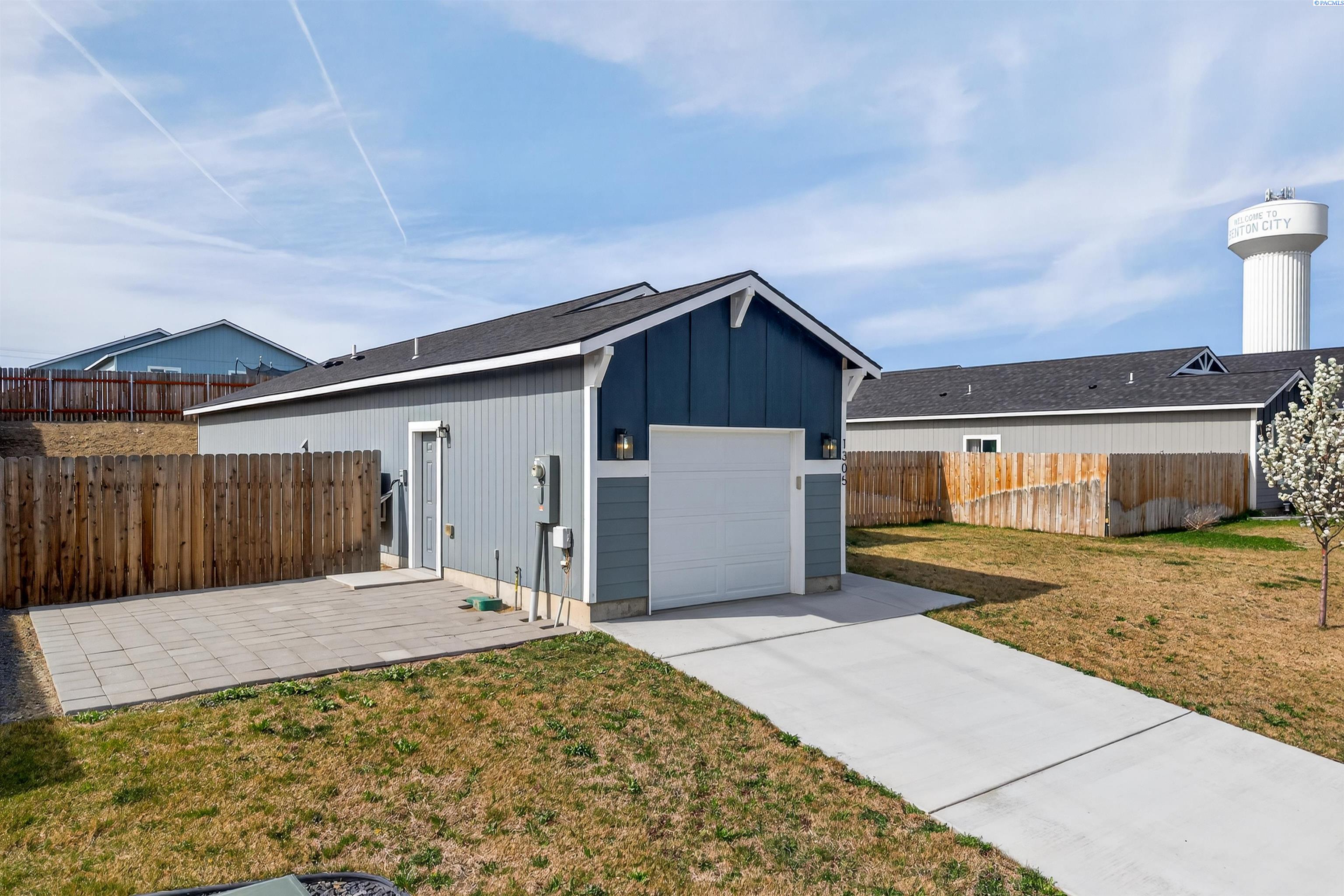 1305 12th St, Benton City, WA 99320