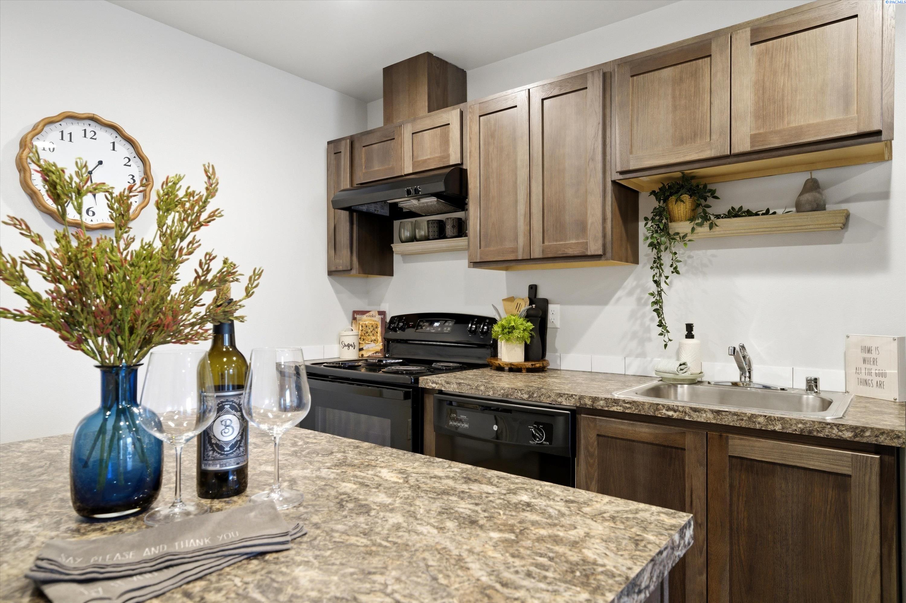 2412 Helena St, Pasco, WA 99301