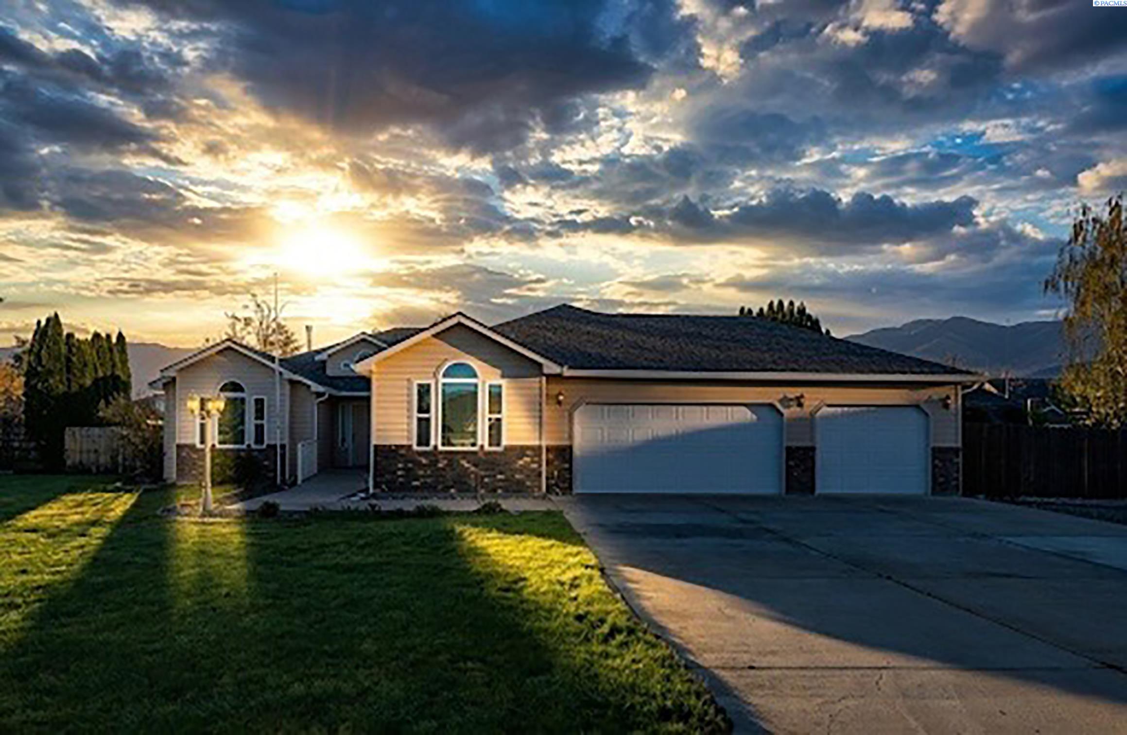 4400 Mt Daniel Ct, West Richland WA 99353