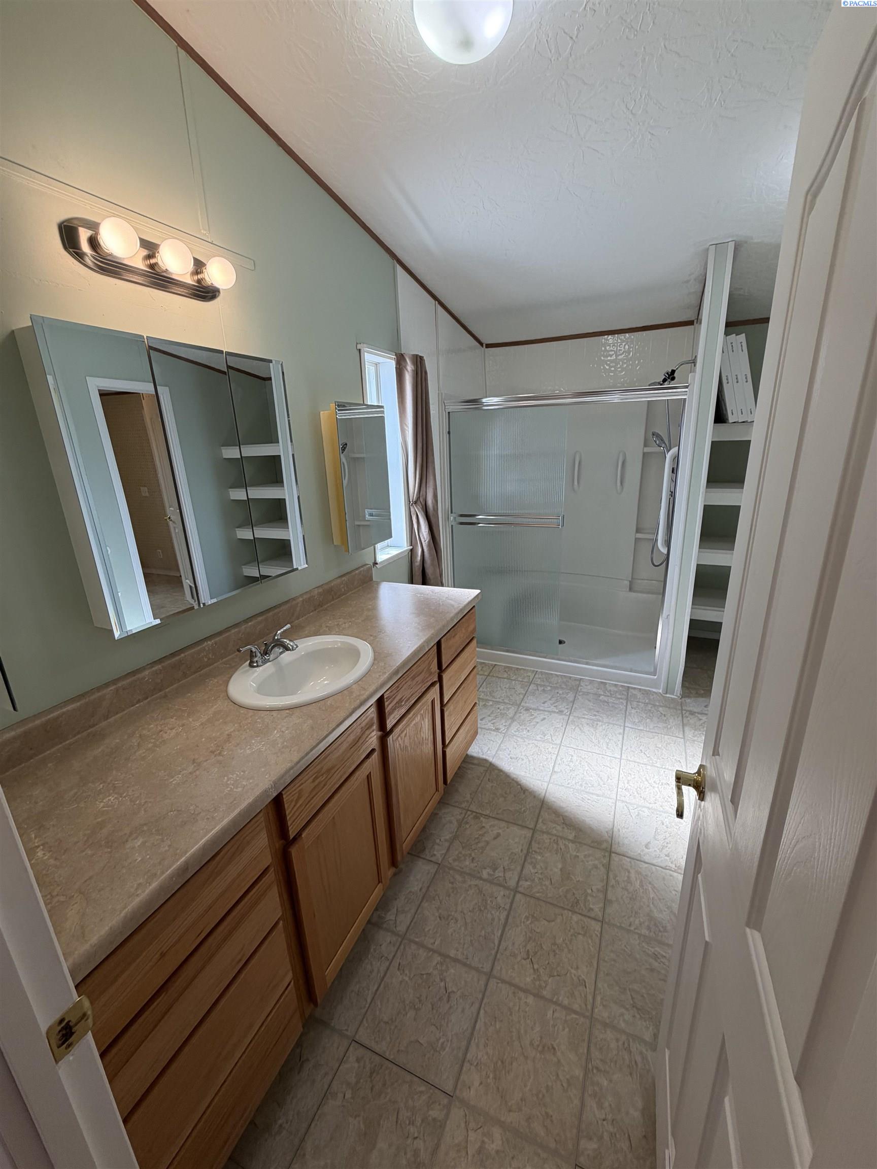 212 Crestwood Dr, Richland, WA 99352