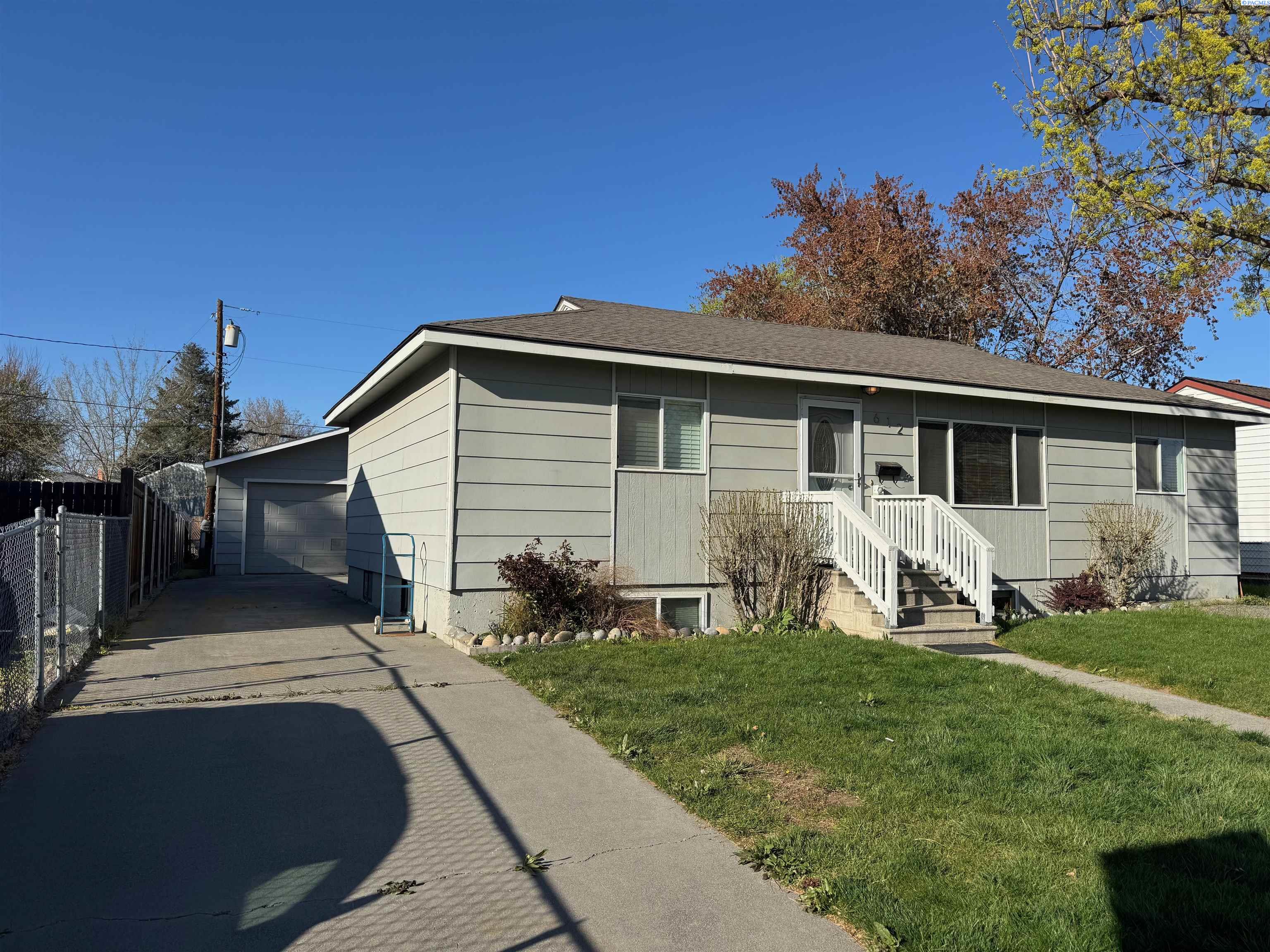 612 Blue St, Richland, WA 99354