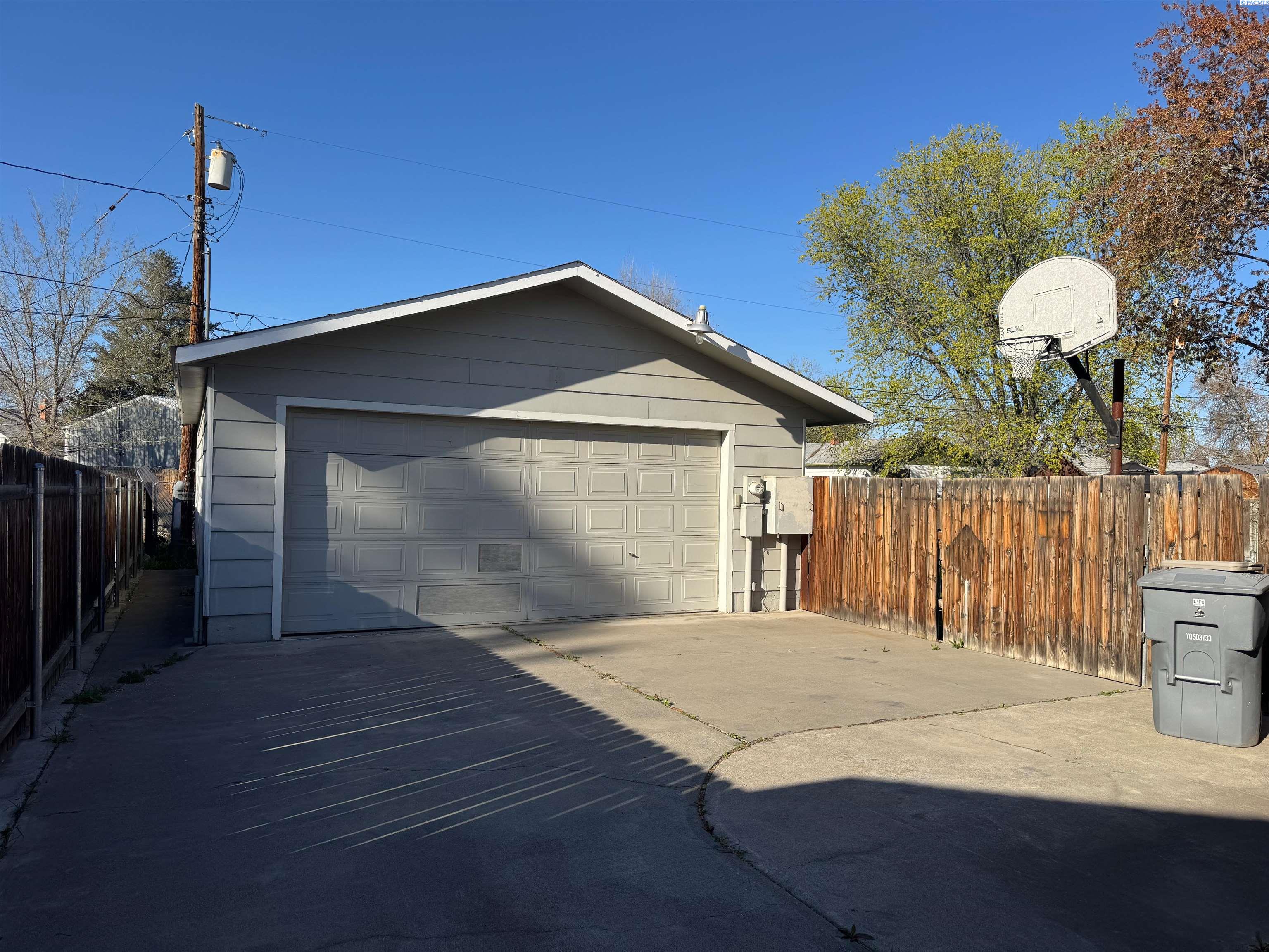 612 Blue St, Richland, WA 99354