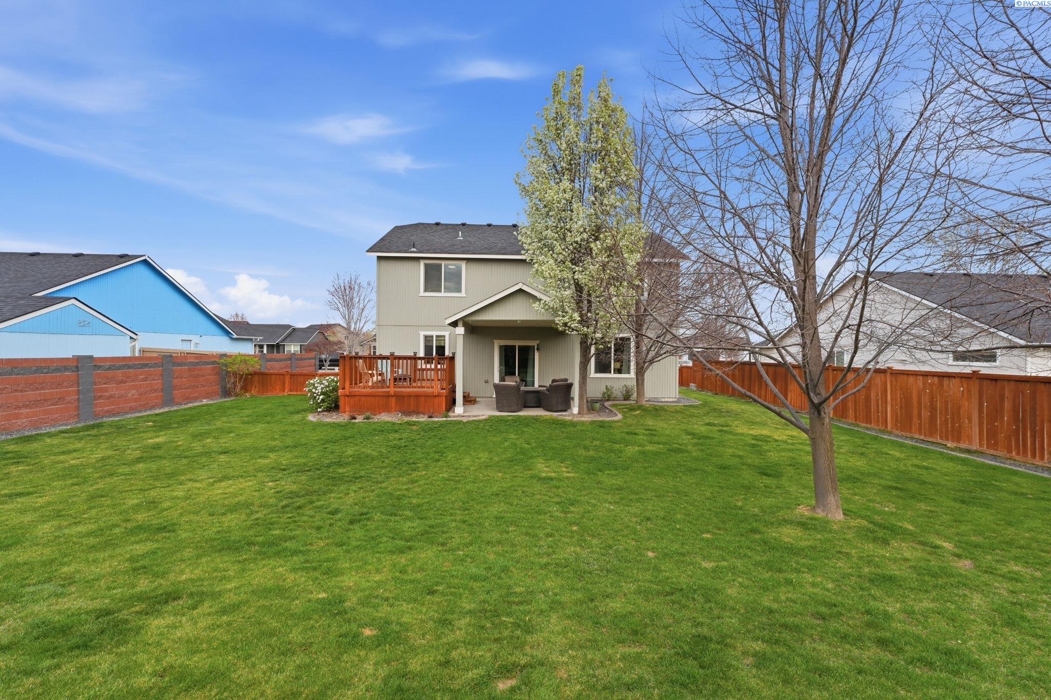 1664 Crab Apple Cir, West Richland, WA 99353