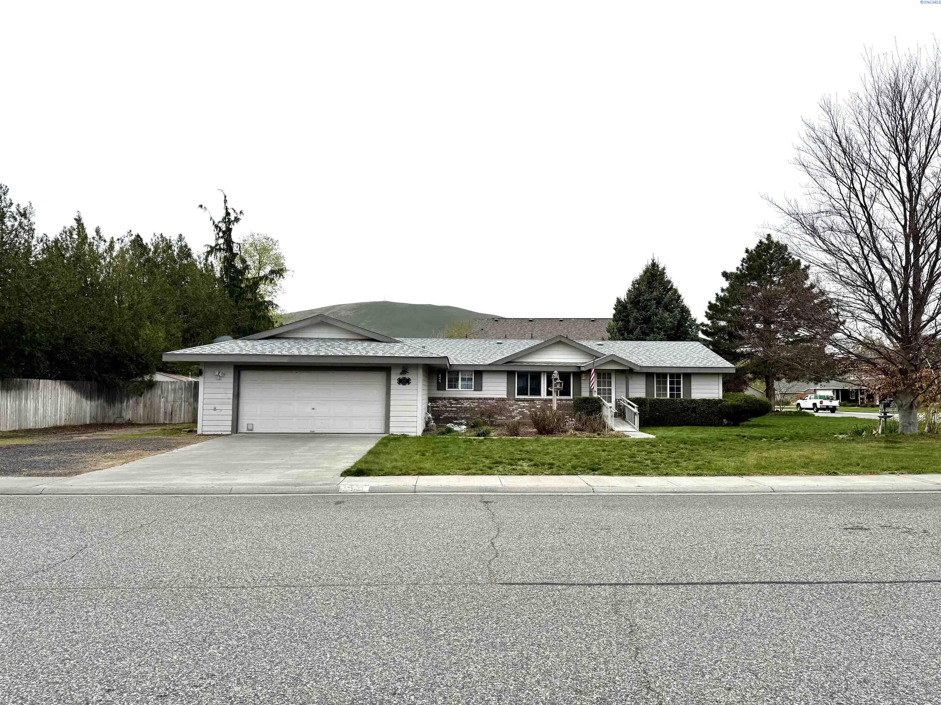 2797 Chicory Dr, West Richland, WA 99353