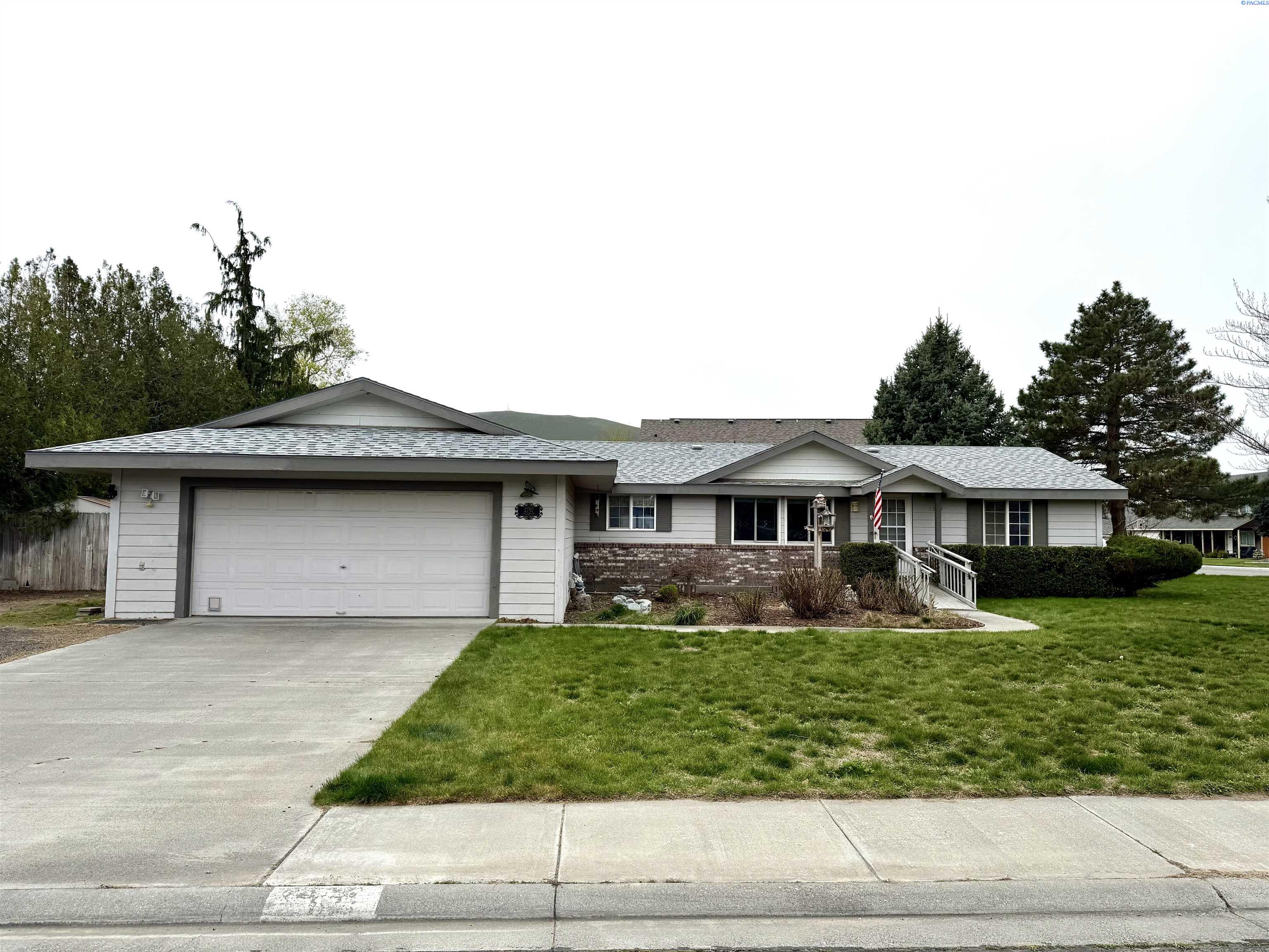 2797 Chicory Dr, West Richland, WA 99353