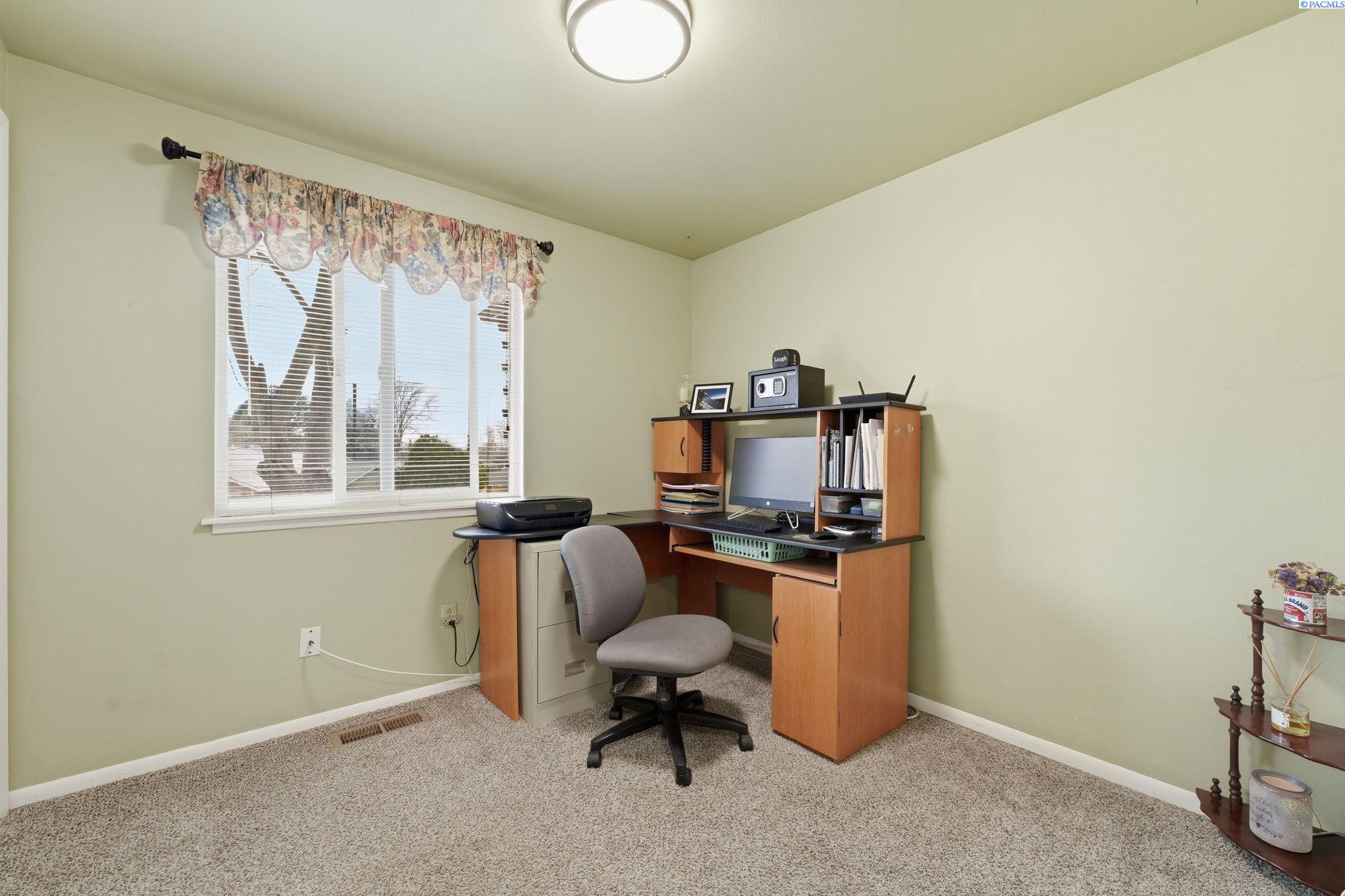 976 Campbell Dr, Prosser, WA 99350-1308