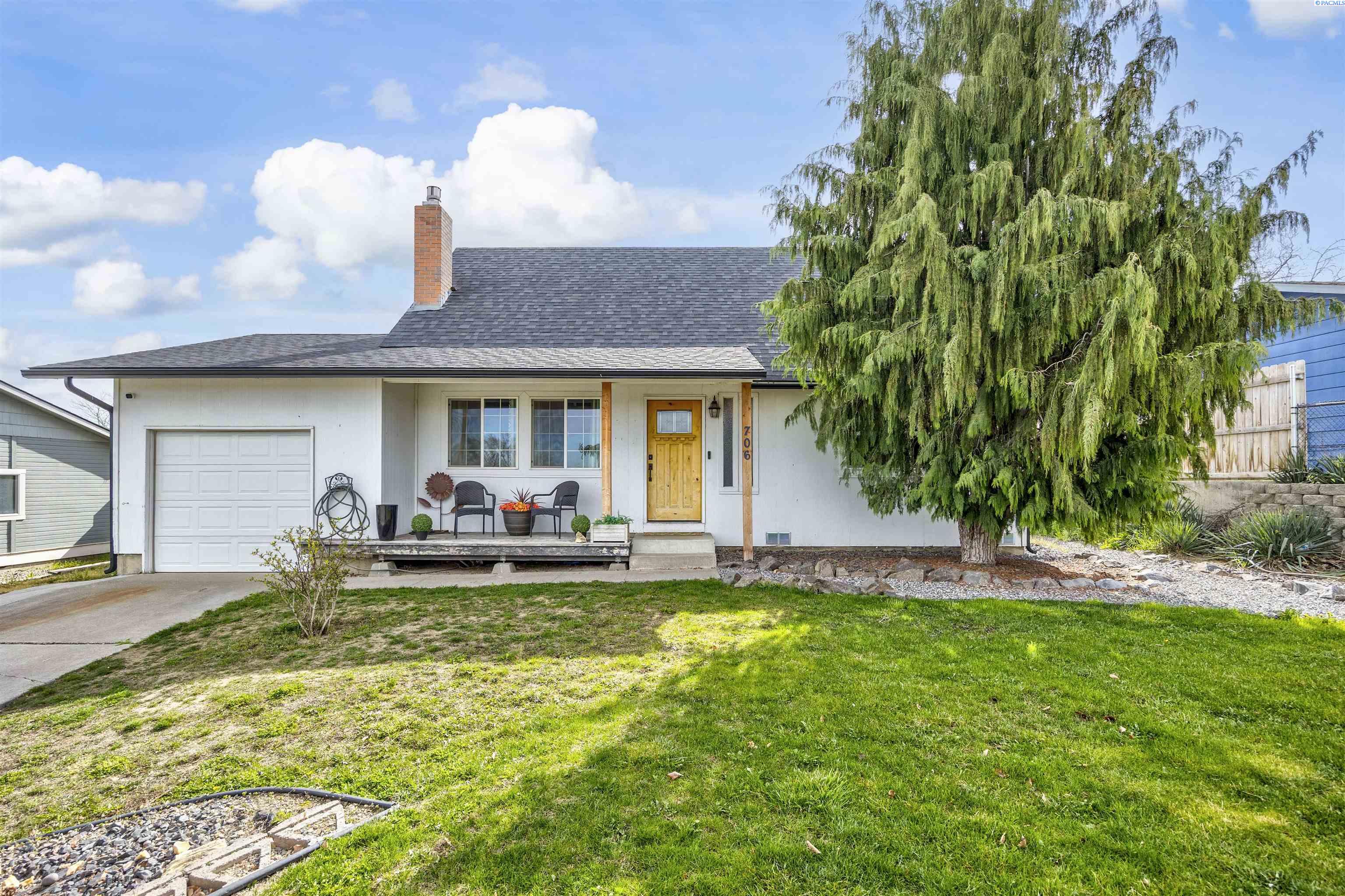 706 Buena Vista Ave, Sunnyside WA 98944