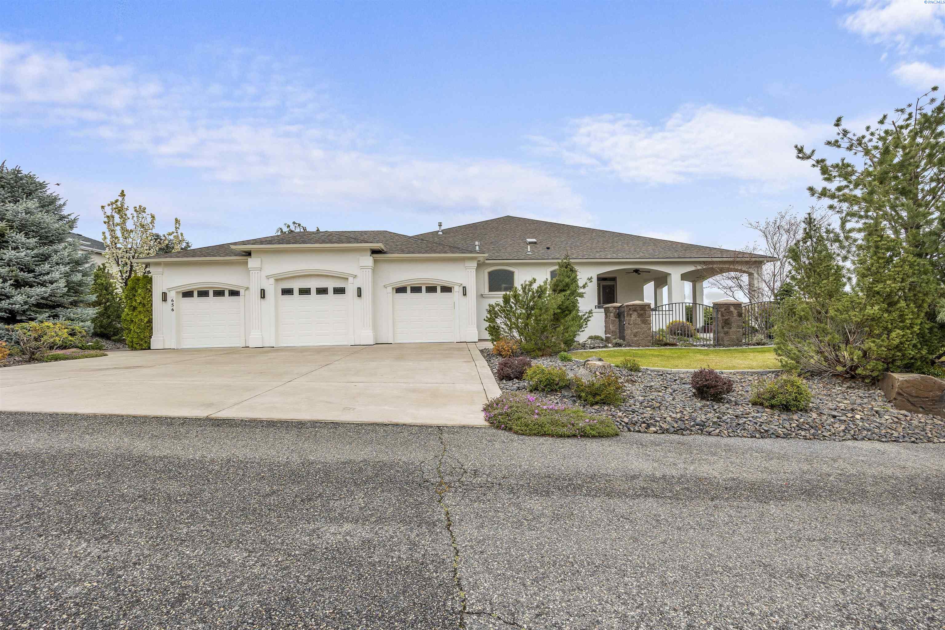 656 Lago Vista Dr, Richland, WA 99352