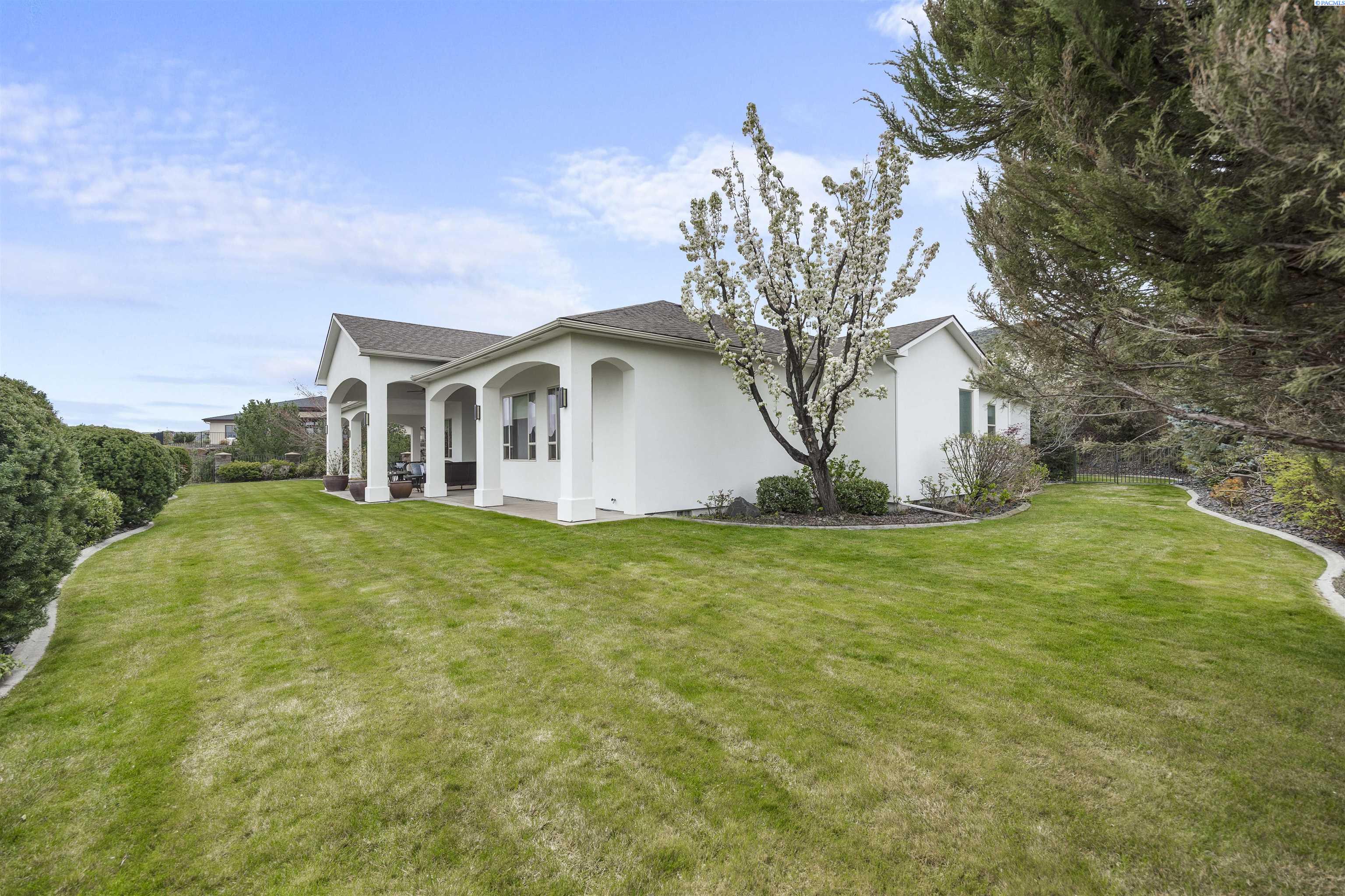 656 Lago Vista Dr, Richland, WA 99352