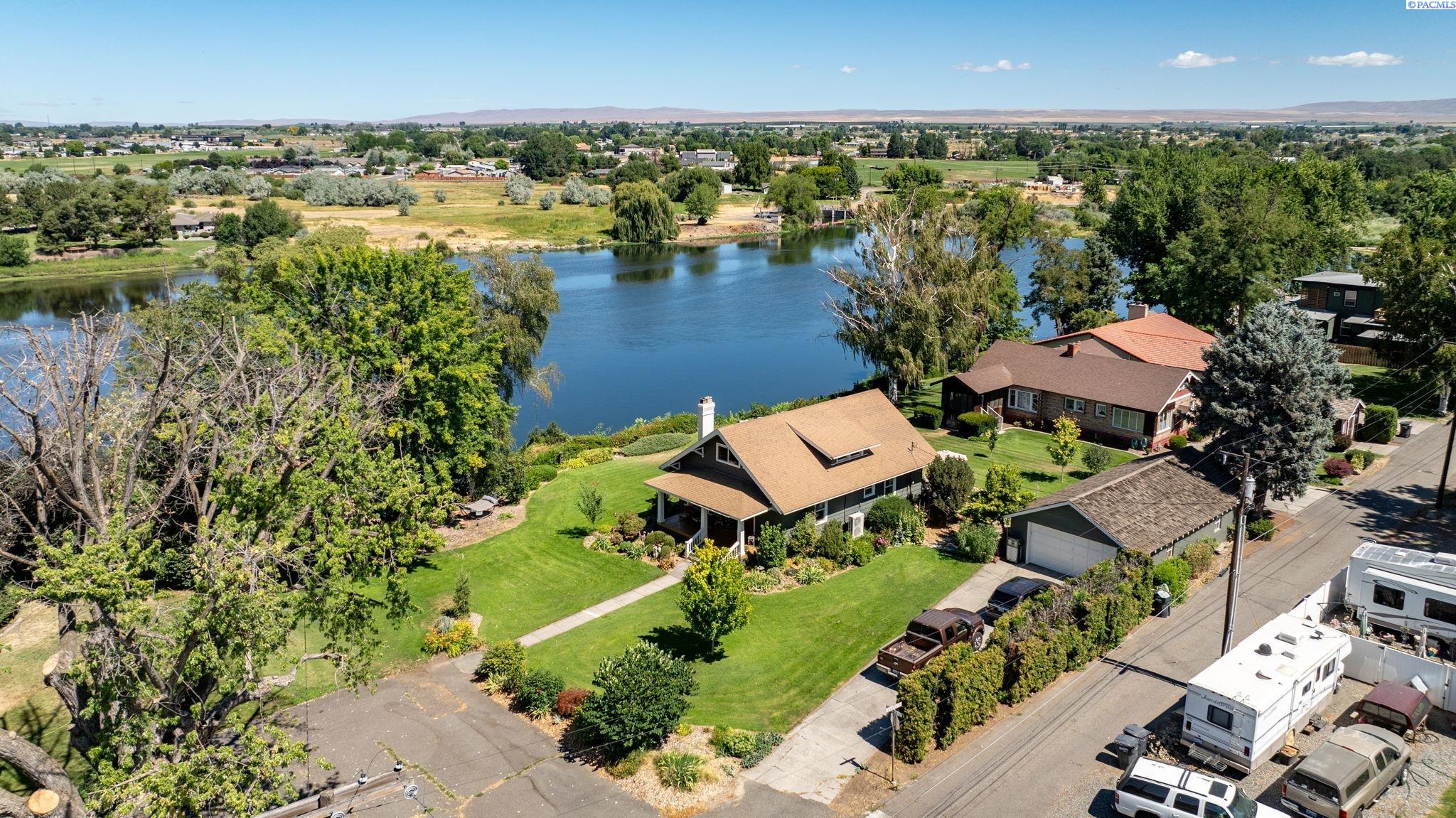 106 7th St, Prosser, WA 99350