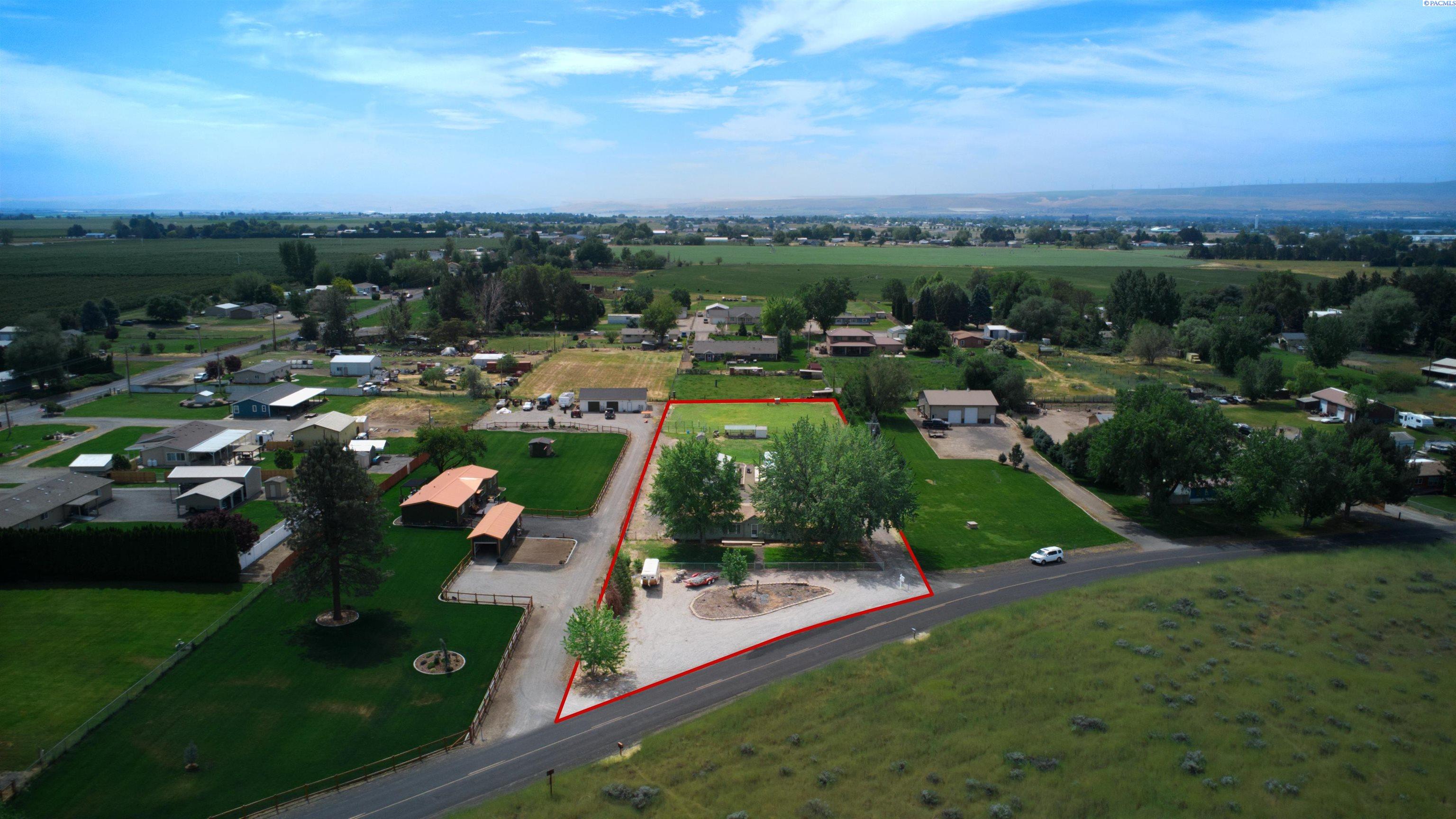 73 Sunset Dr, Burbank, WA 99323-9692