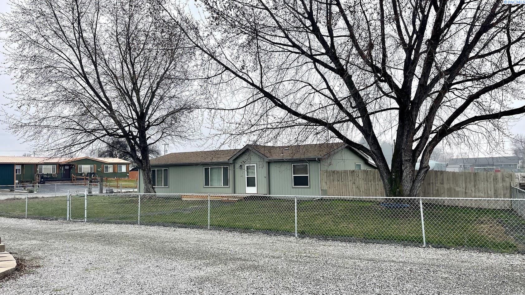 73 Sunset Dr, Burbank, WA 99323-9692