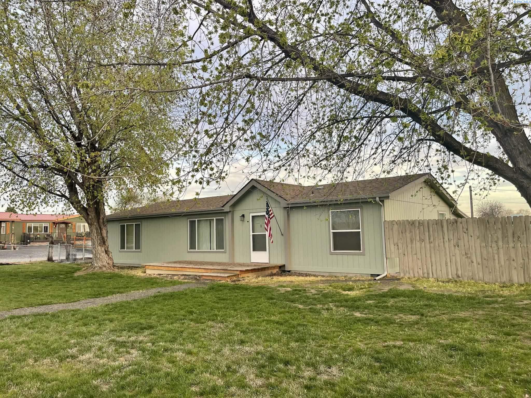 73 Sunset Dr, Burbank, WA 99323-9692