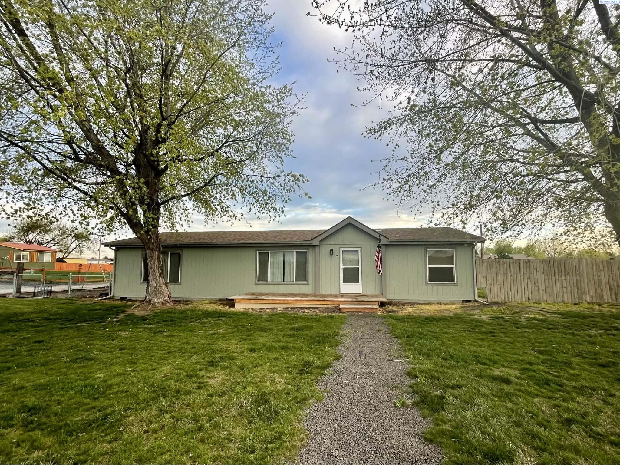 73 Sunset Dr, Burbank, WA 99323-9692