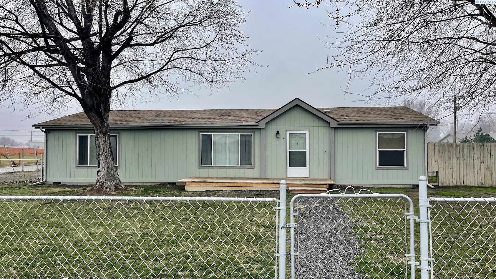 73 Sunset Dr, Burbank, WA 99323-9692