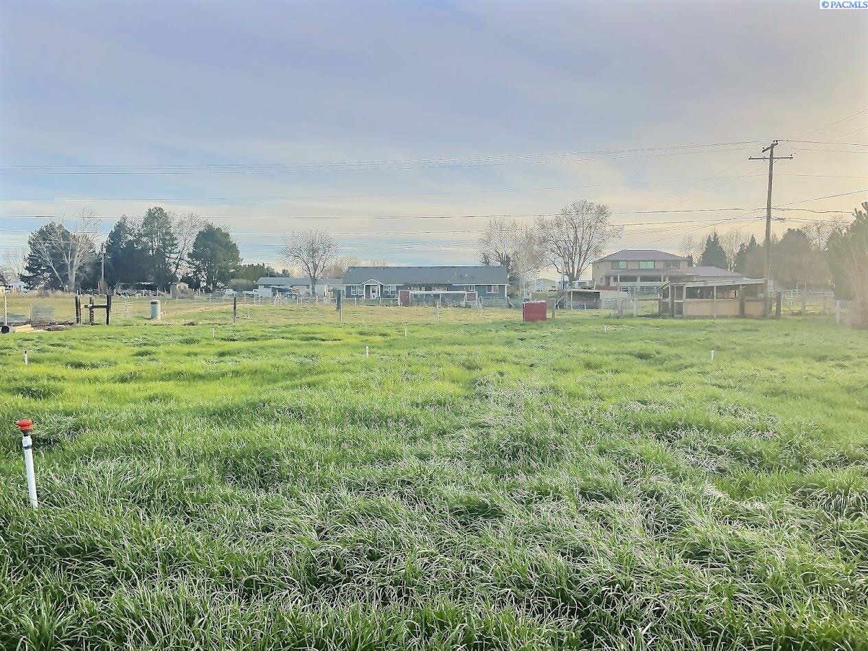 73 Sunset Dr, Burbank, WA 99323-9692