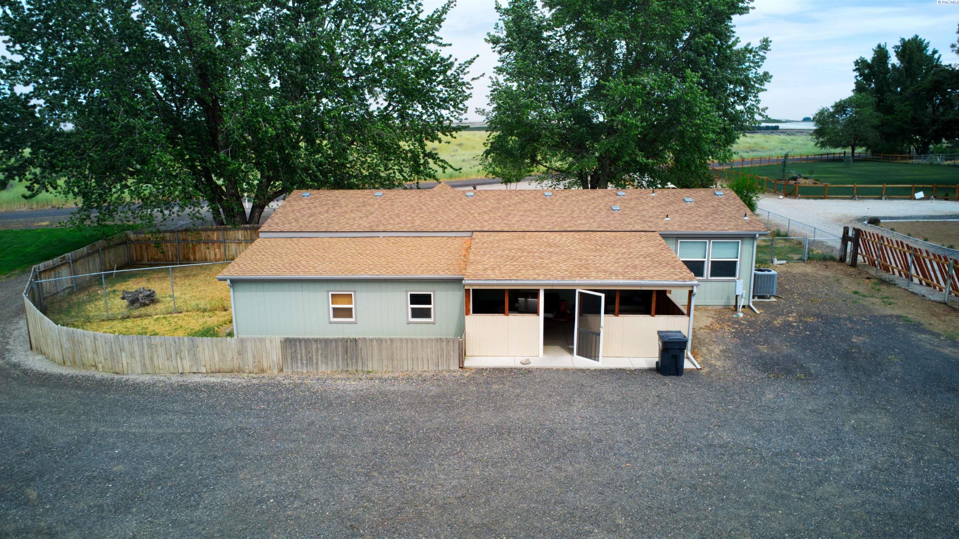 73 Sunset Dr, Burbank, WA 99323-9692