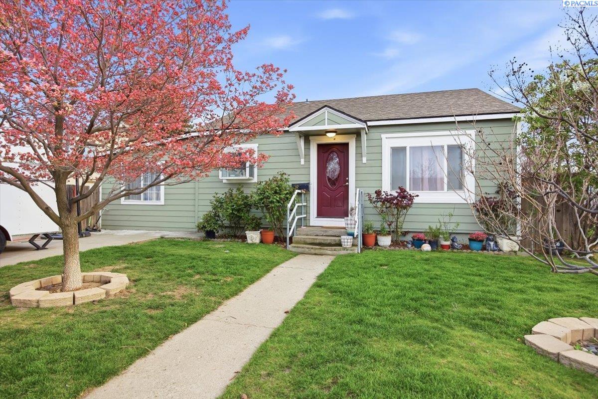 932 W Agate St, Pasco WA 99301