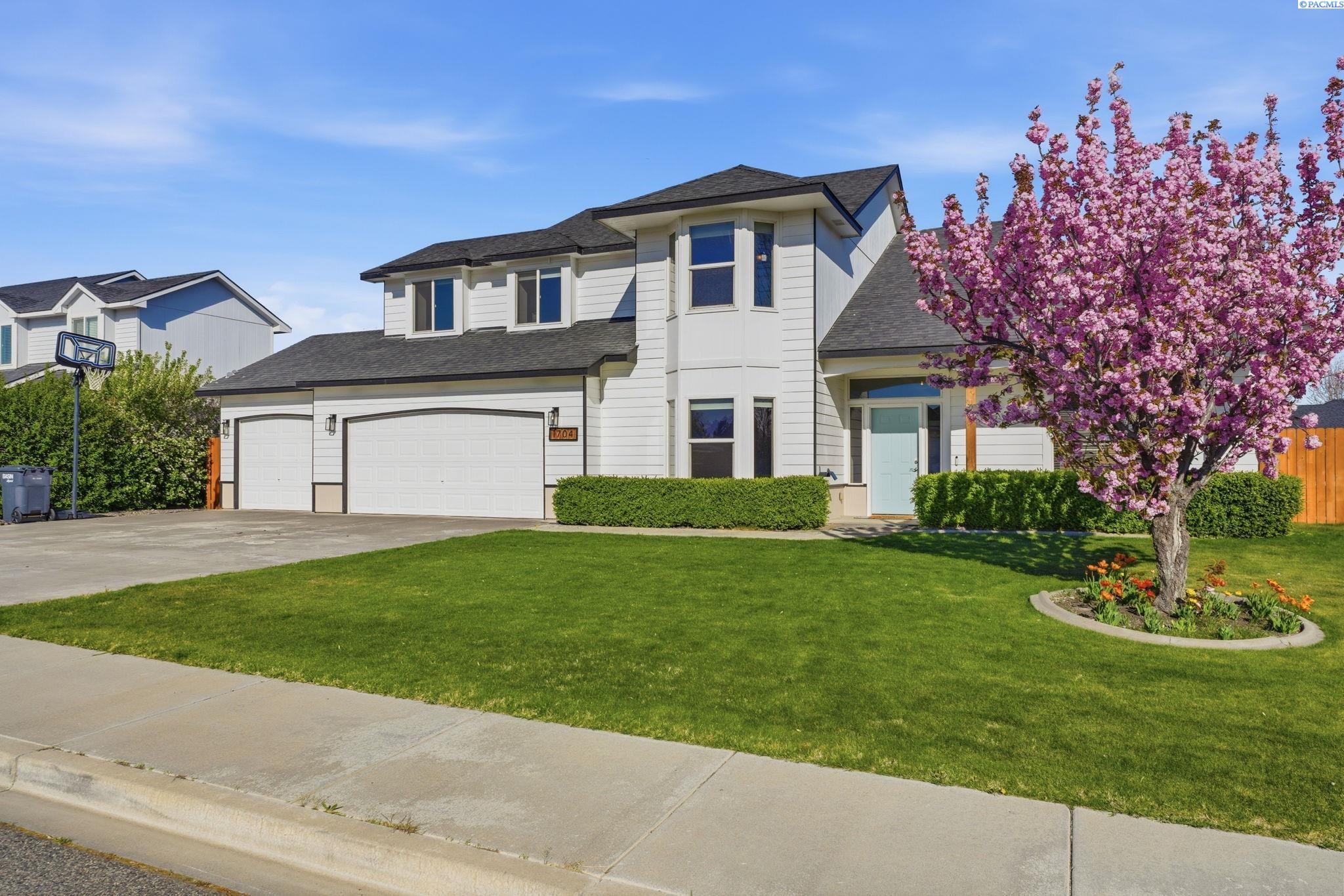1704 Elmwood Ave, West Richland, WA 99353