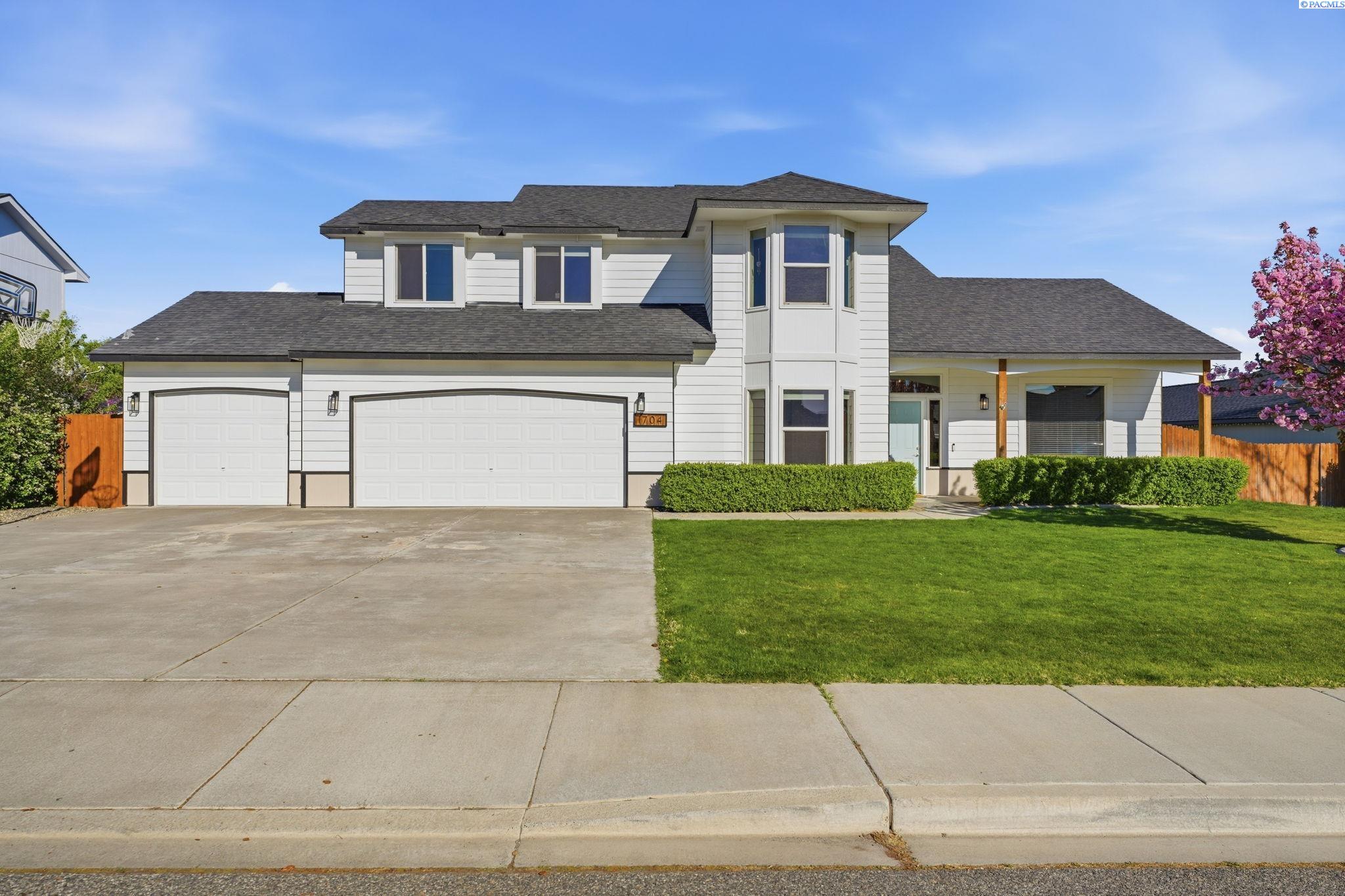 1704 Elmwood Ave, West Richland, WA 99353