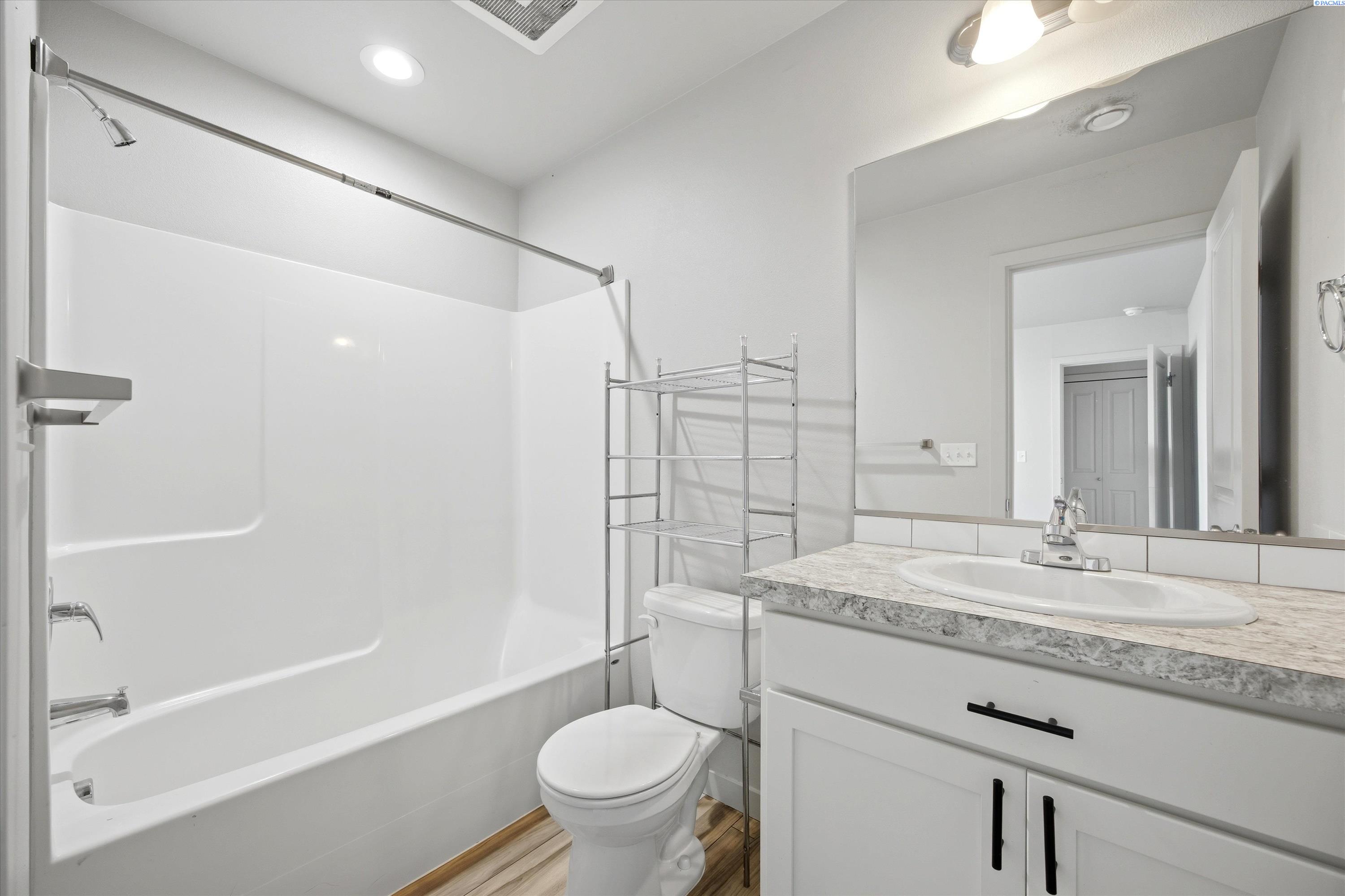 412 Whitefish Ln, Pasco, WA 99301