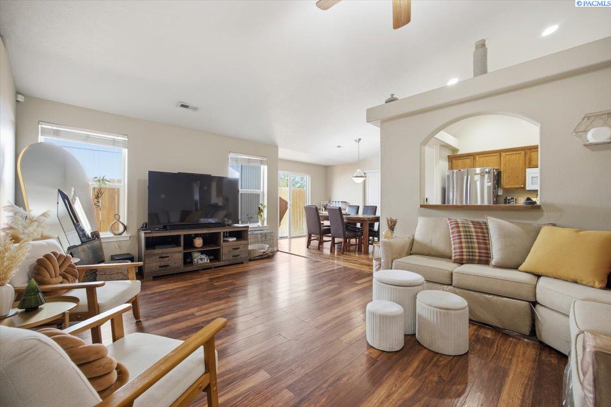 6508 Enzian Falls Dr, Pasco, WA 99301