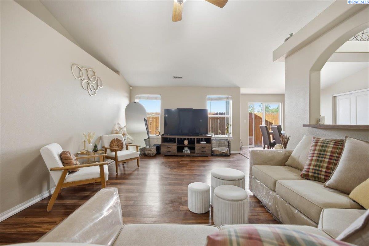 6508 Enzian Falls Dr, Pasco, WA 99301