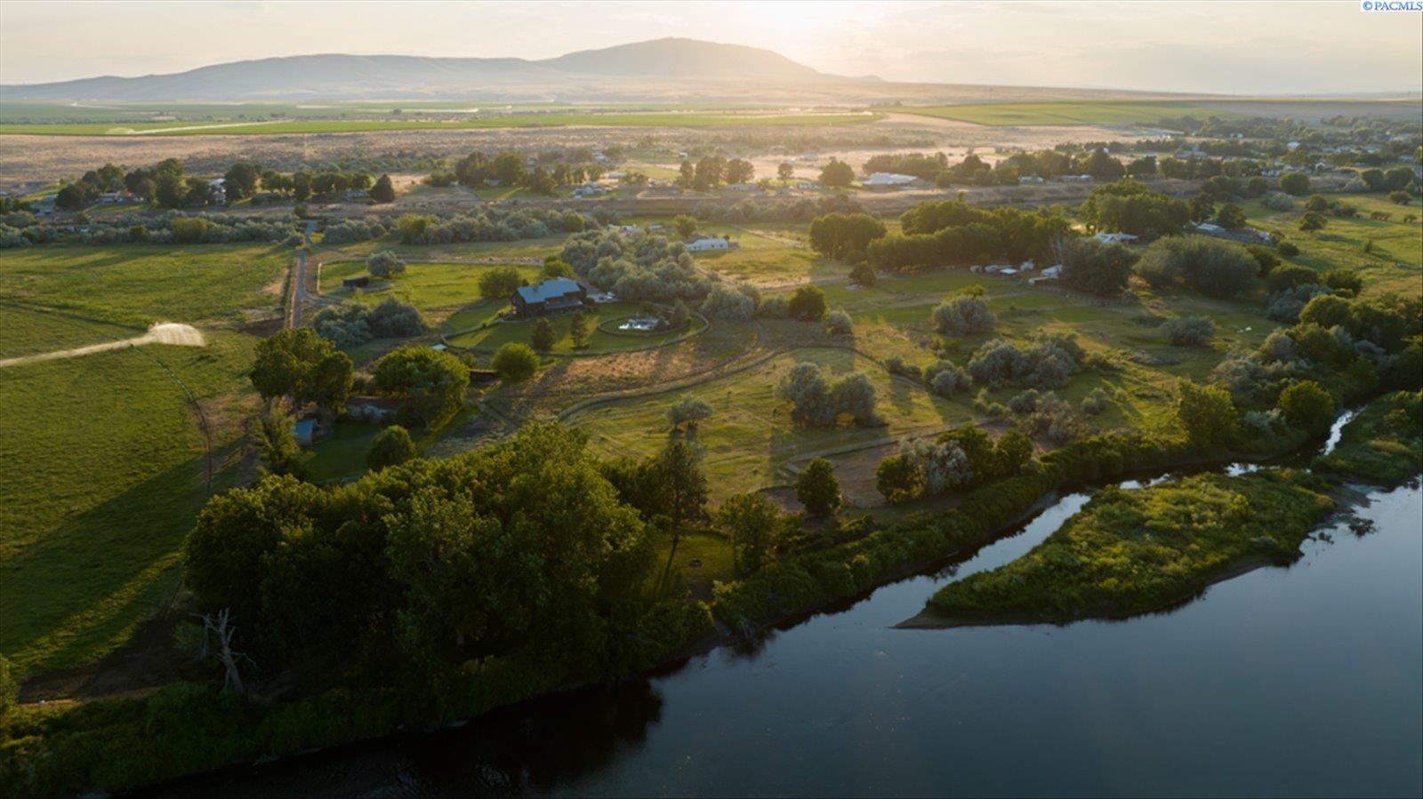 90705 Yakima River Dr, West Richland, WA 99352