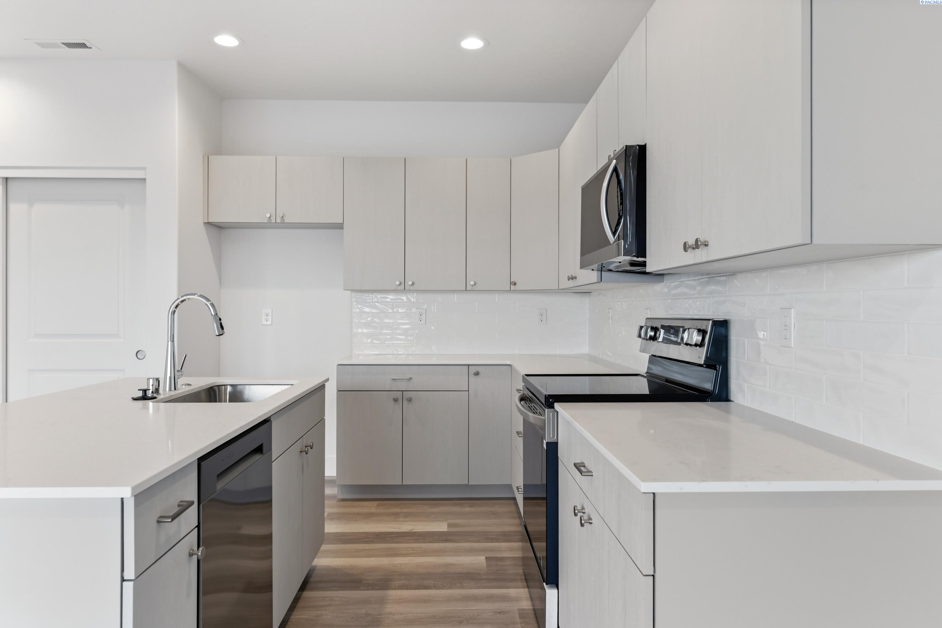 7596 Grapevine Ct, West Richland, WA 99353