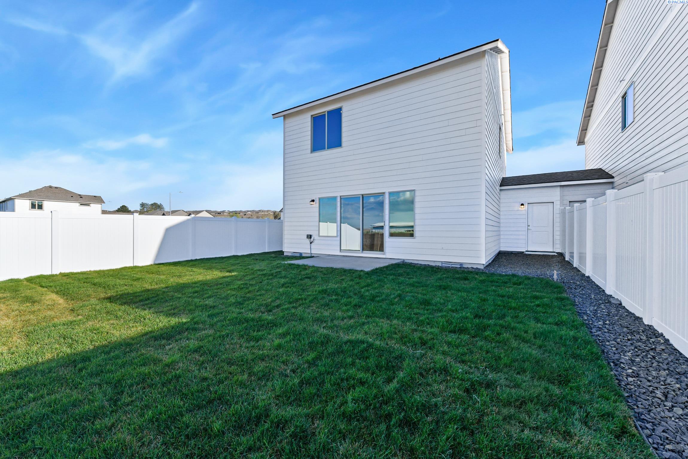 7596 Grapevine Ct, West Richland, WA 99353