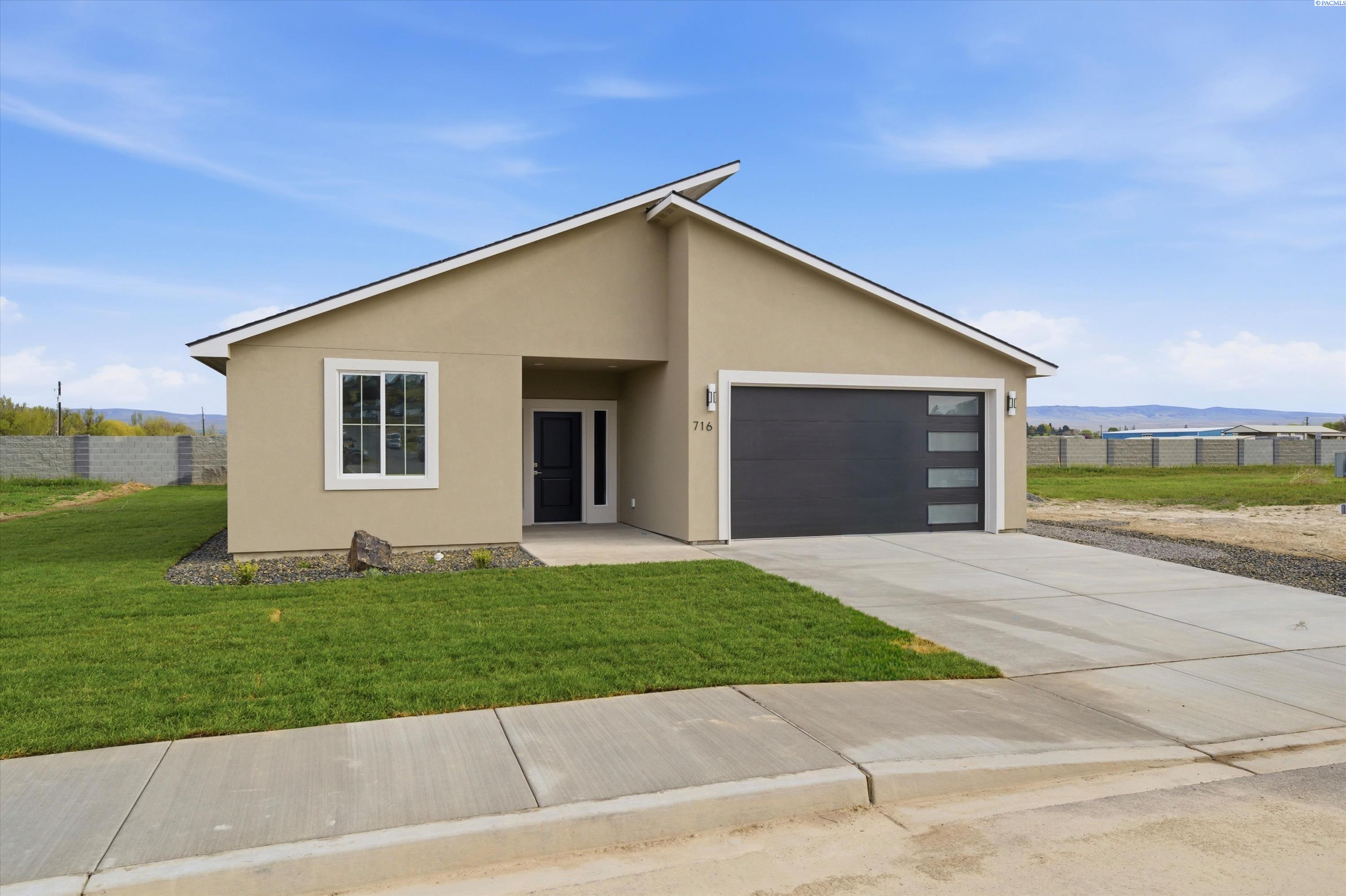 716 San Jose Ave, Sunnyside, WA 98944