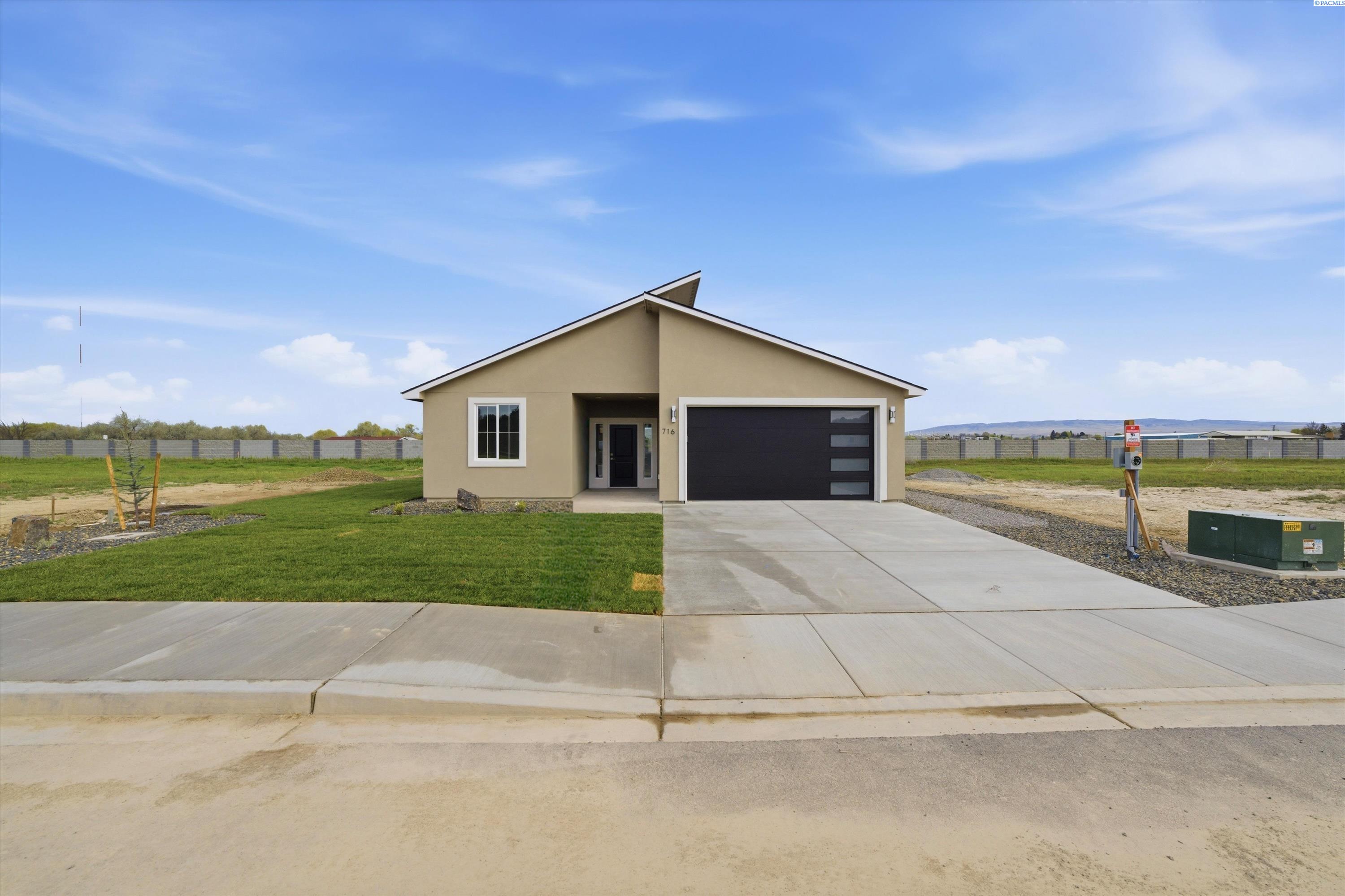 716 San Jose Ave, Sunnyside, WA 98944