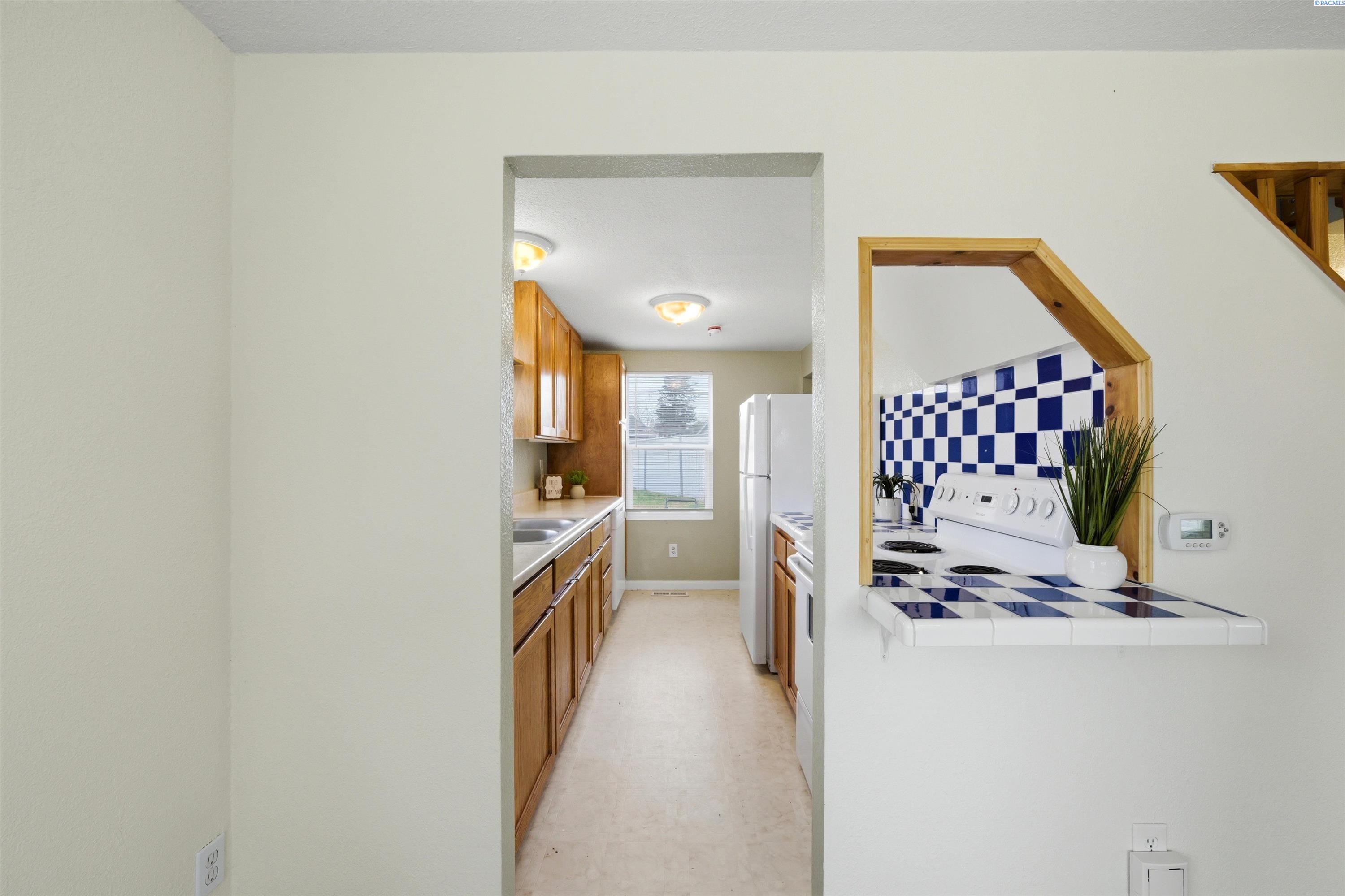 803 9th St, Benton City, WA 99320