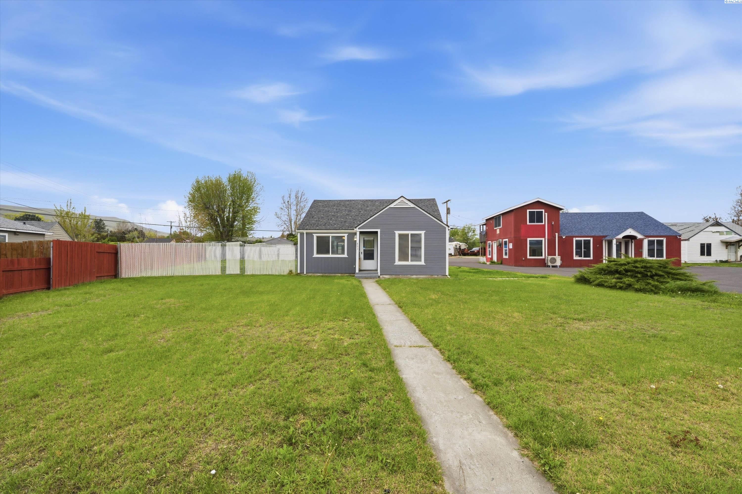 803 9th St, Benton City, WA 99320