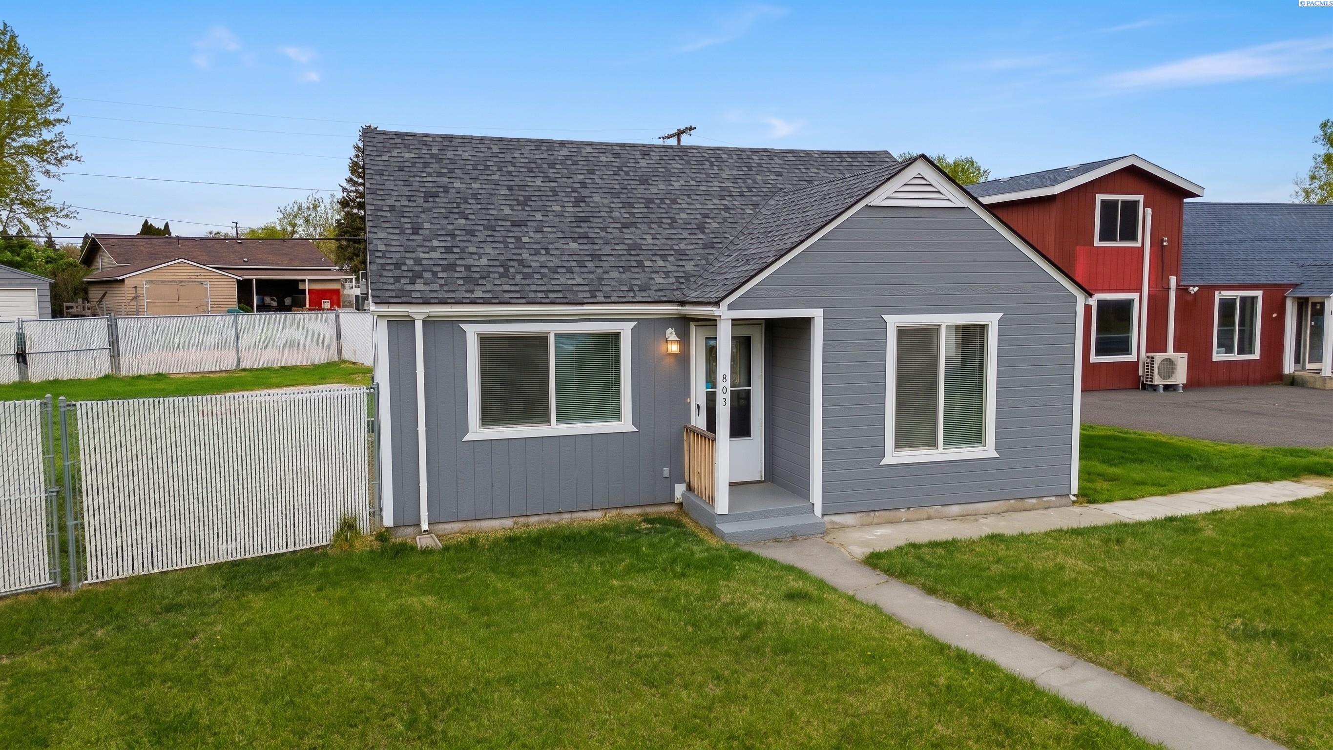 803 9th St, Benton City, WA 99320