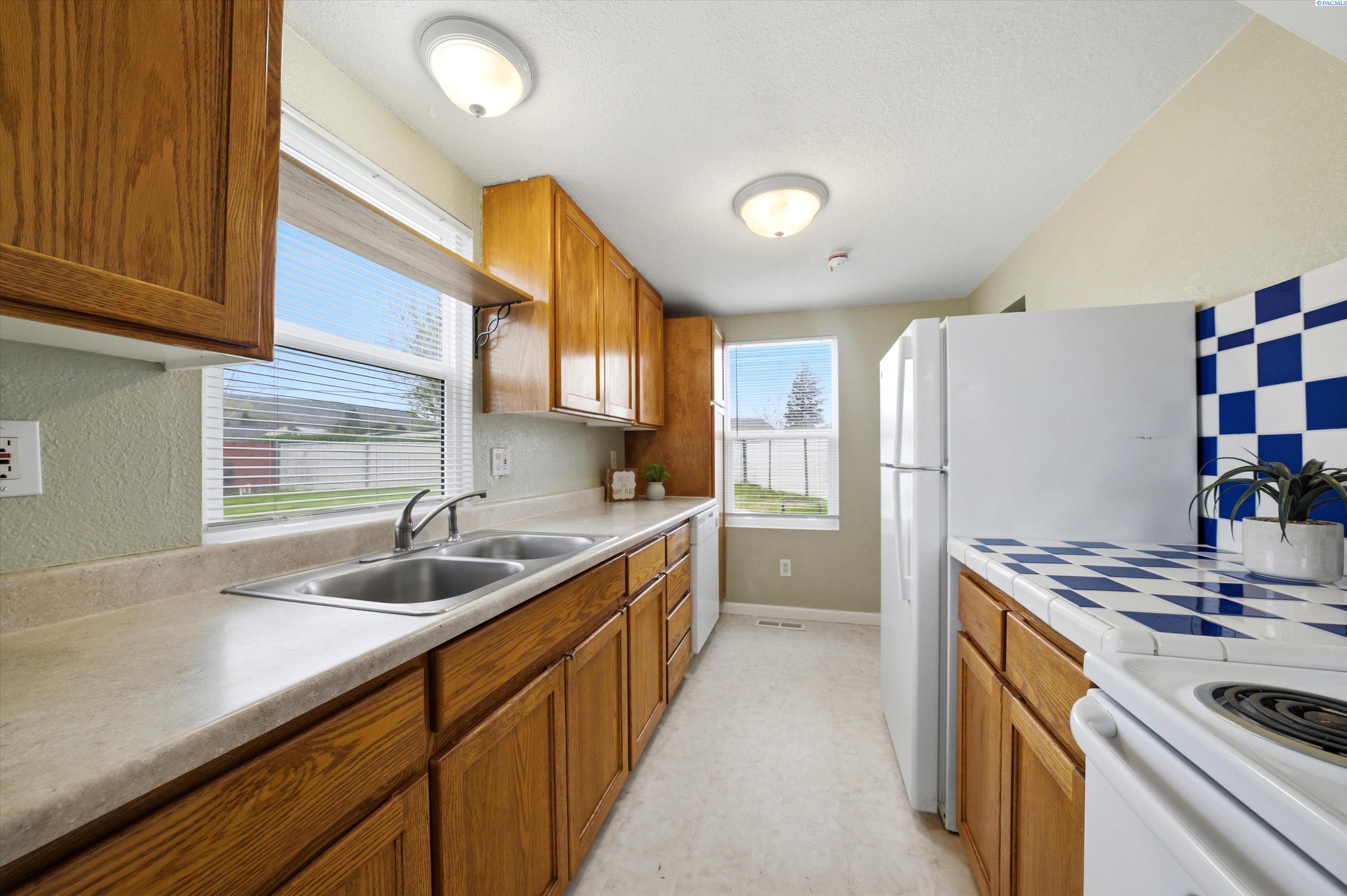 803 9th St, Benton City, WA 99320