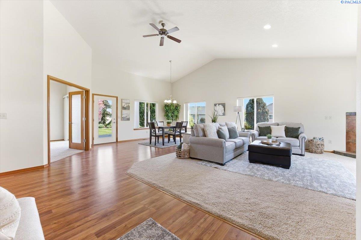 4 Daffodil Ct, Pasco, WA 99301