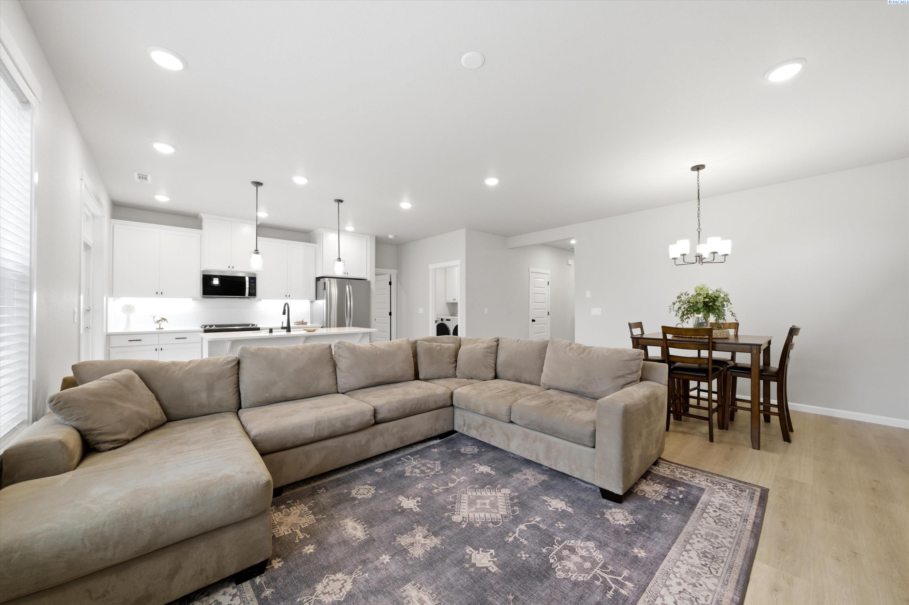 7863 Lennox St, West Richland, WA 99353