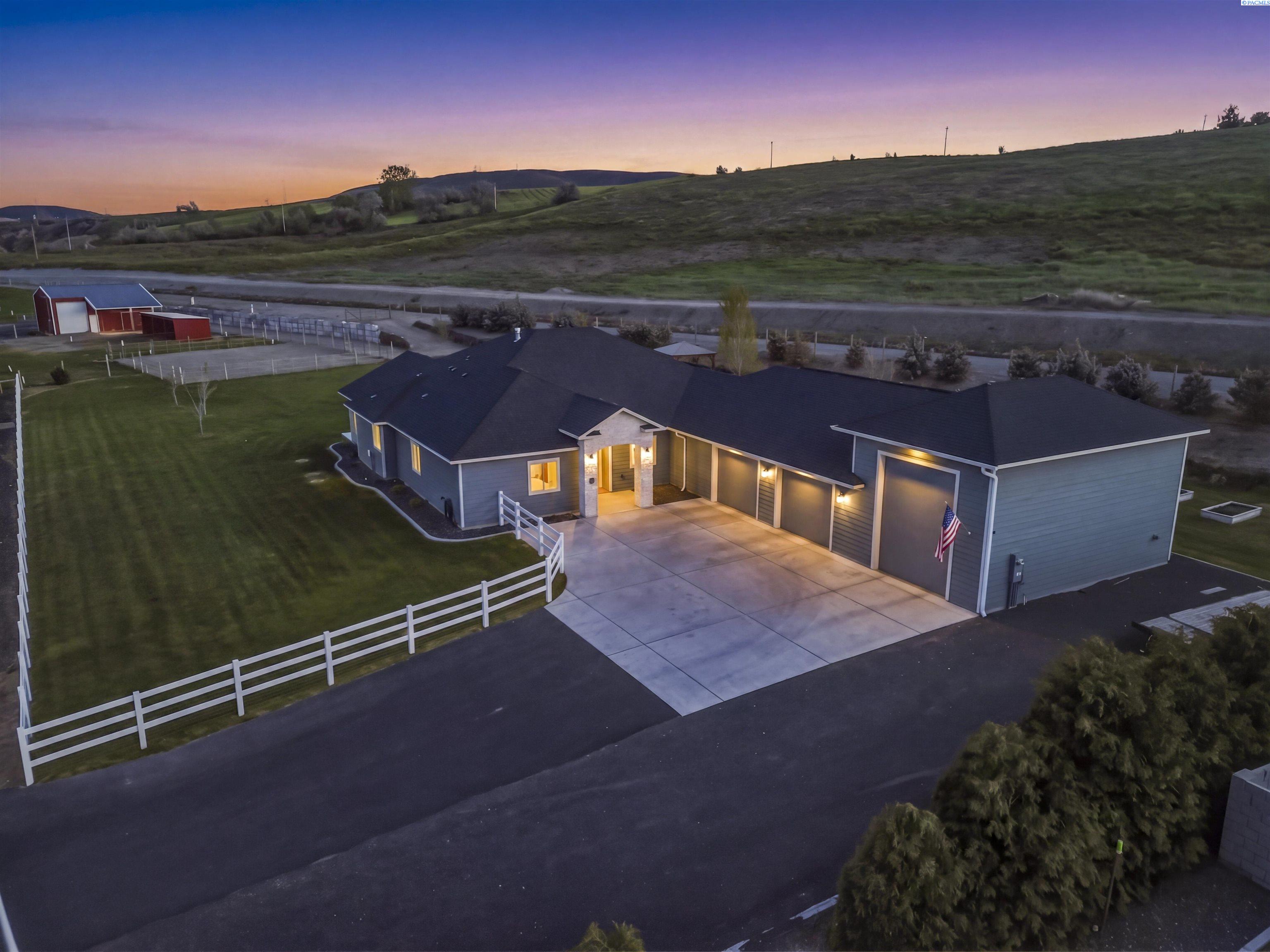 2807 Riverside Dr, West Richland, WA 99353
