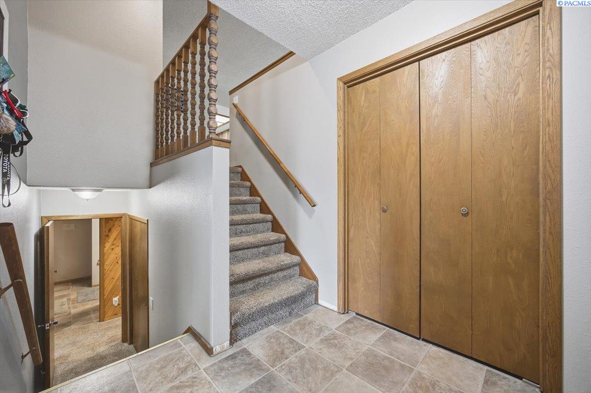 44002 Abilene Ct, West Richland, WA 99353