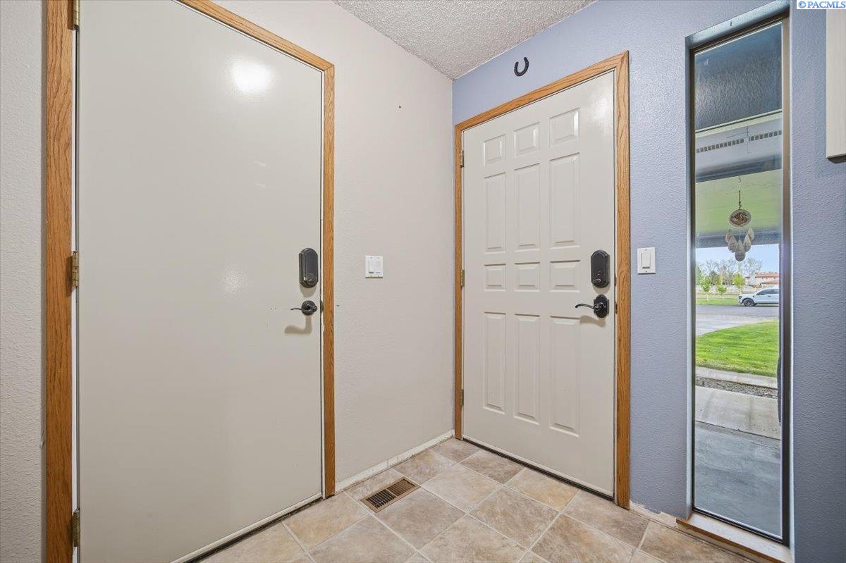 44002 Abilene Ct, West Richland, WA 99353