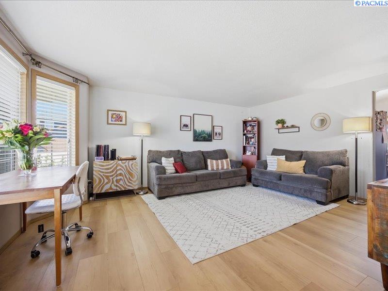 7904 Redonda Dr, Pasco, WA 99301