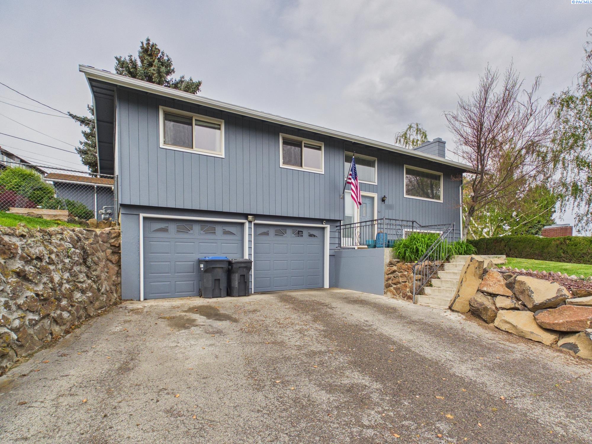 106 N 12th St, Selah WA 98942